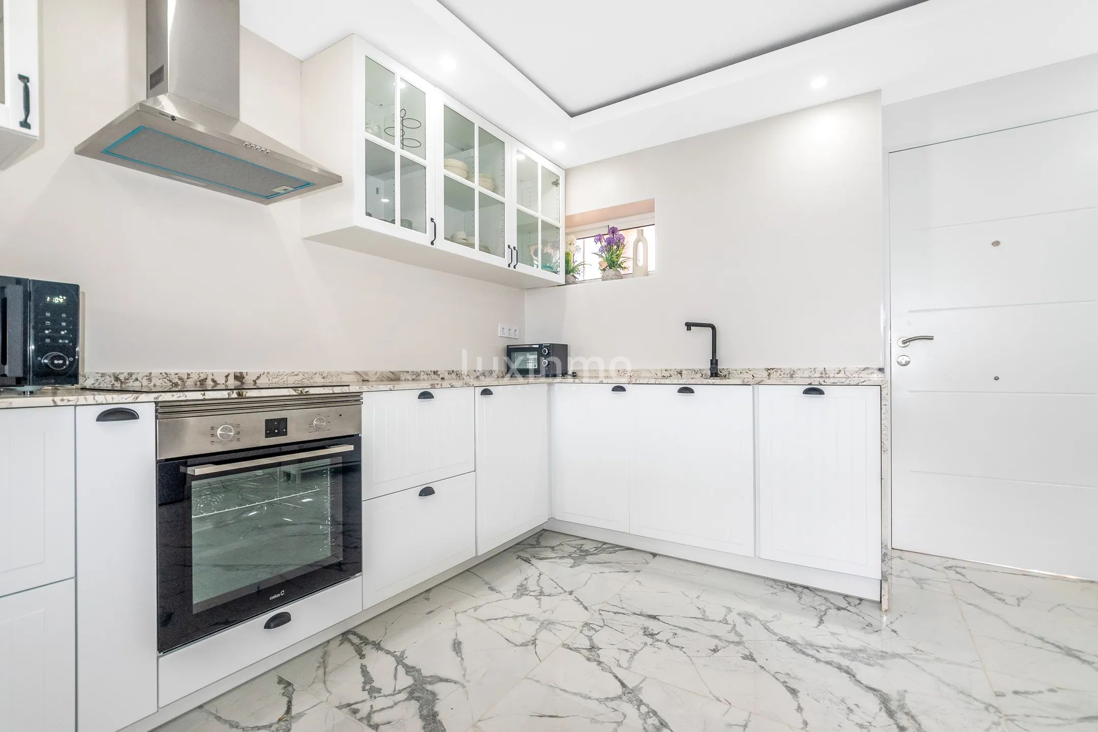 Cozy apartment on first line on the beach for rent — photo 10