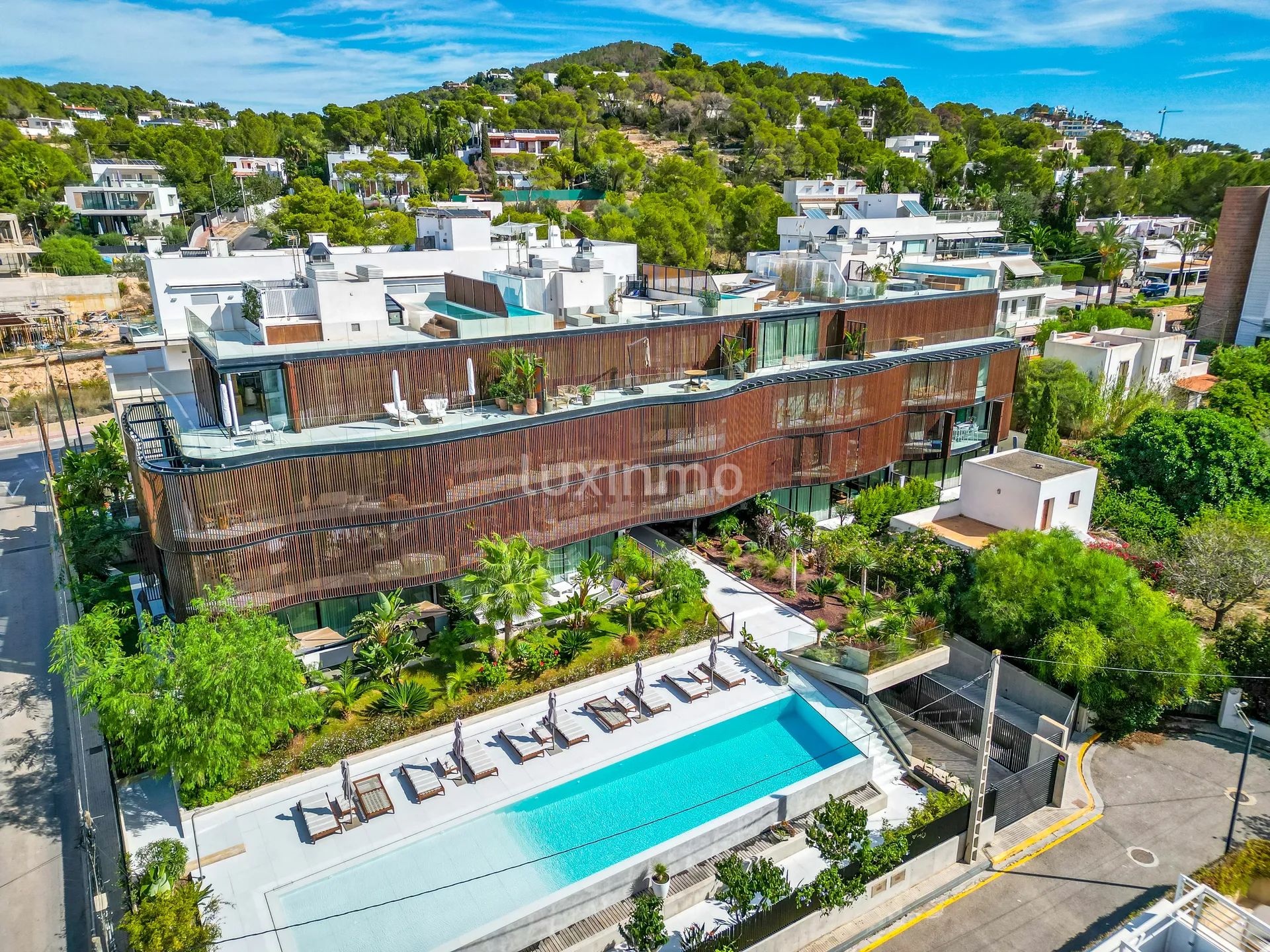 Потрясающий современный 4-спальный дом на первом этаже в Таламанке