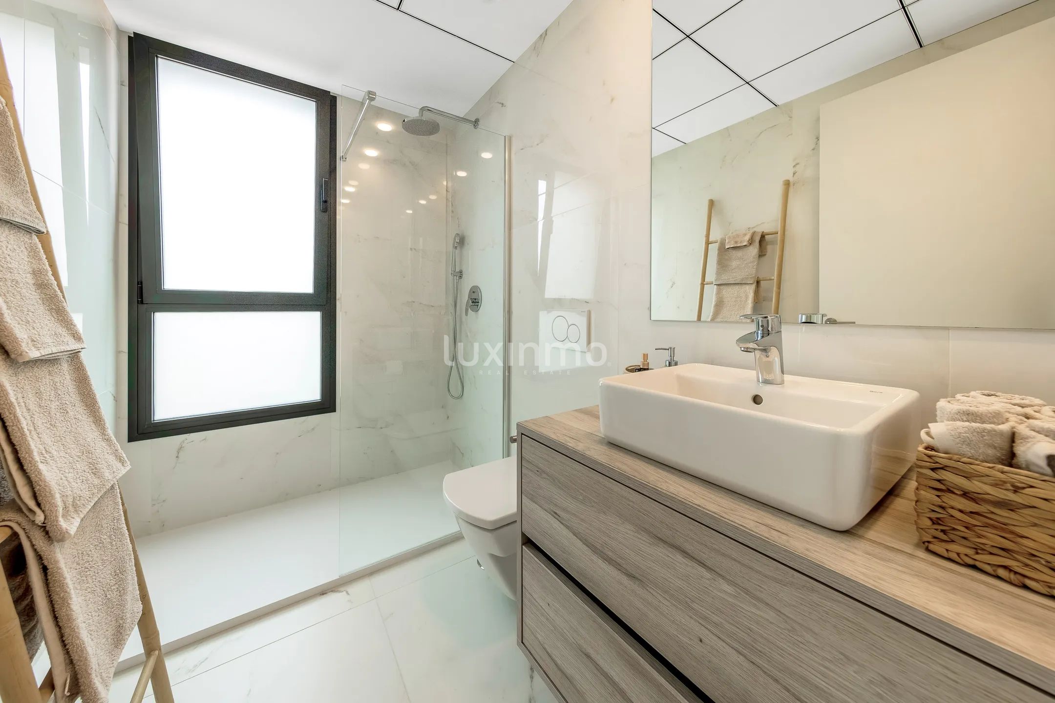 Апартаменты с 3 спальнями на пляже Бенидорма со стеклянными шторами — photo 20