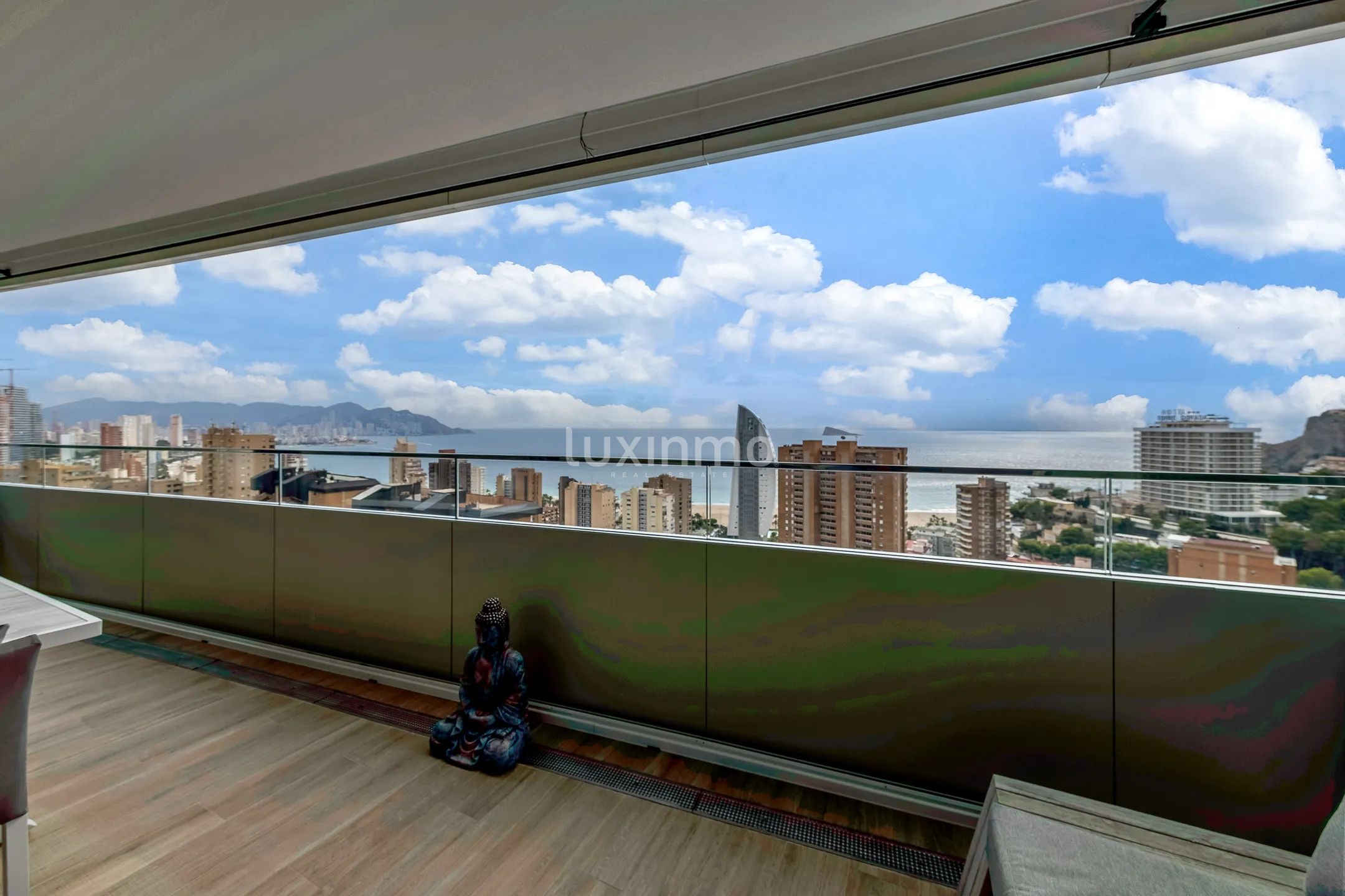 Apartament z 3 sypialniami na sprzedaż w Benidorm Beach ze szklanymi zasłonami — photo 3