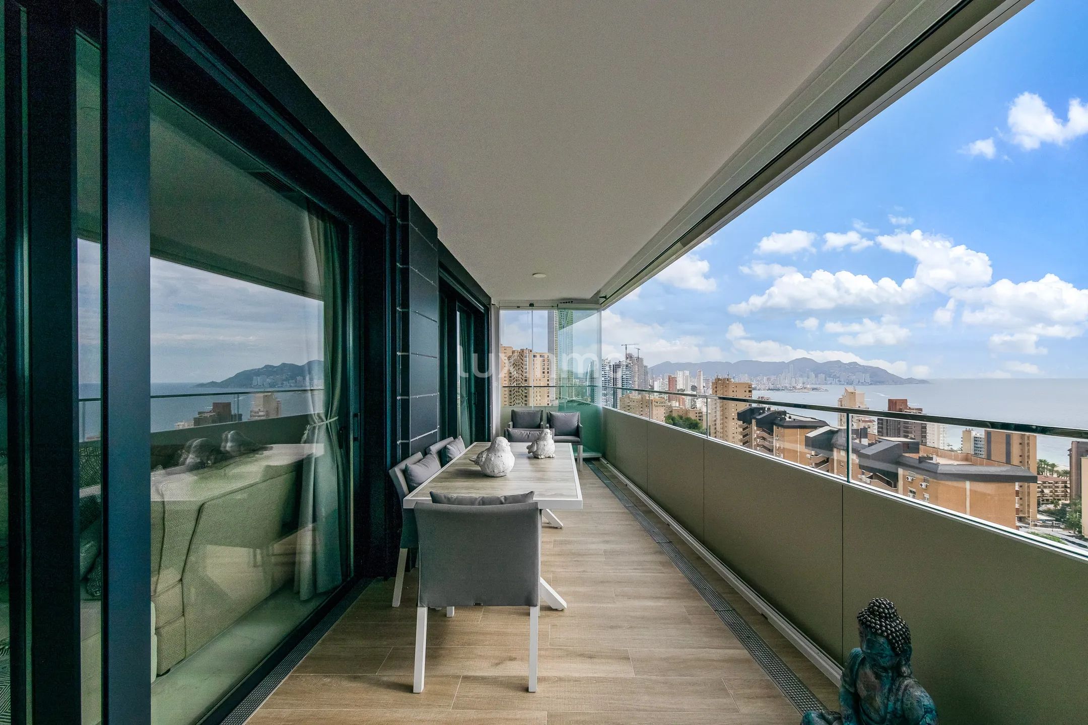 Apartament z 3 sypialniami na sprzedaż w Benidorm Beach ze szklanymi zasłonami — photo 4