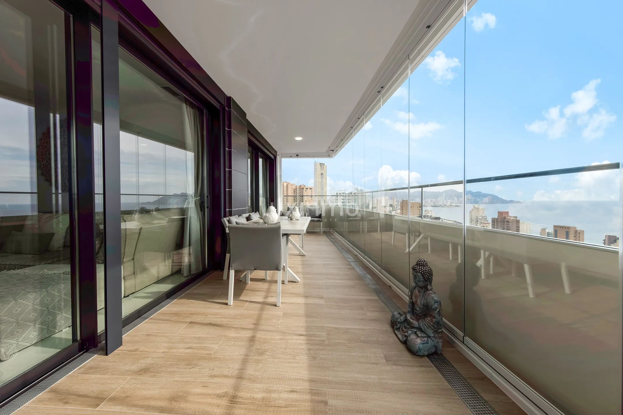 Apartament z 3 sypialniami na sprzedaż w Benidorm Beach ze szklanymi zasłonami — photo 1