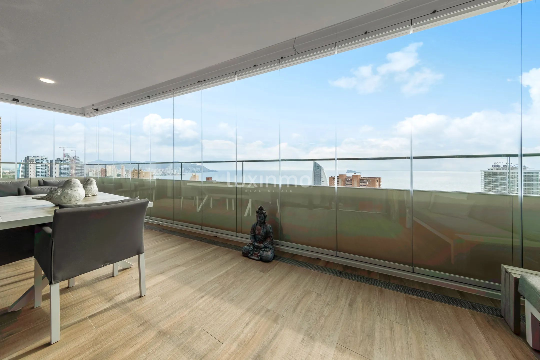 Apartament z 3 sypialniami na sprzedaż w Benidorm Beach ze szklanymi zasłonami — photo 5