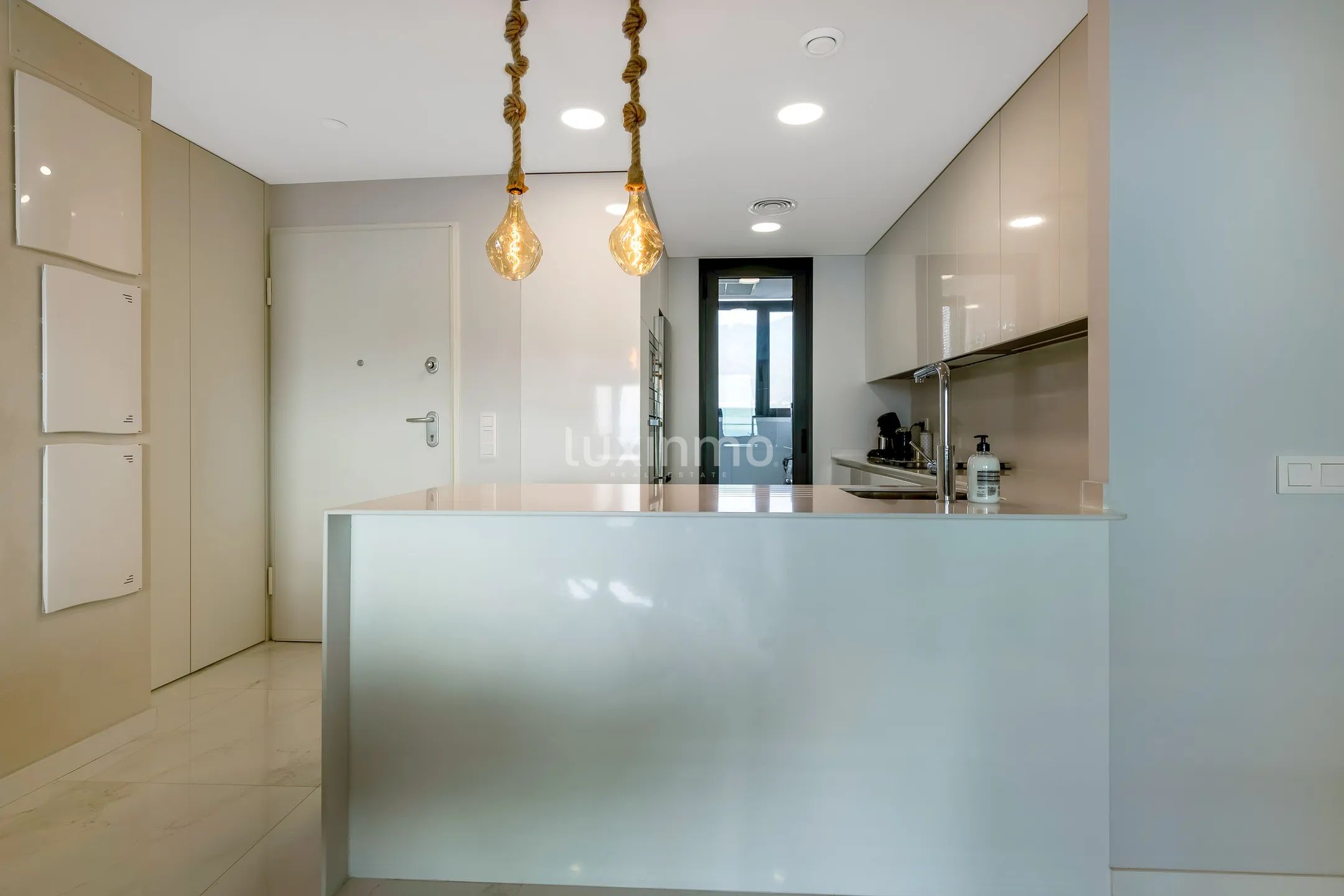 Апартаменты с 3 спальнями на пляже Бенидорма со стеклянными шторами — photo 9