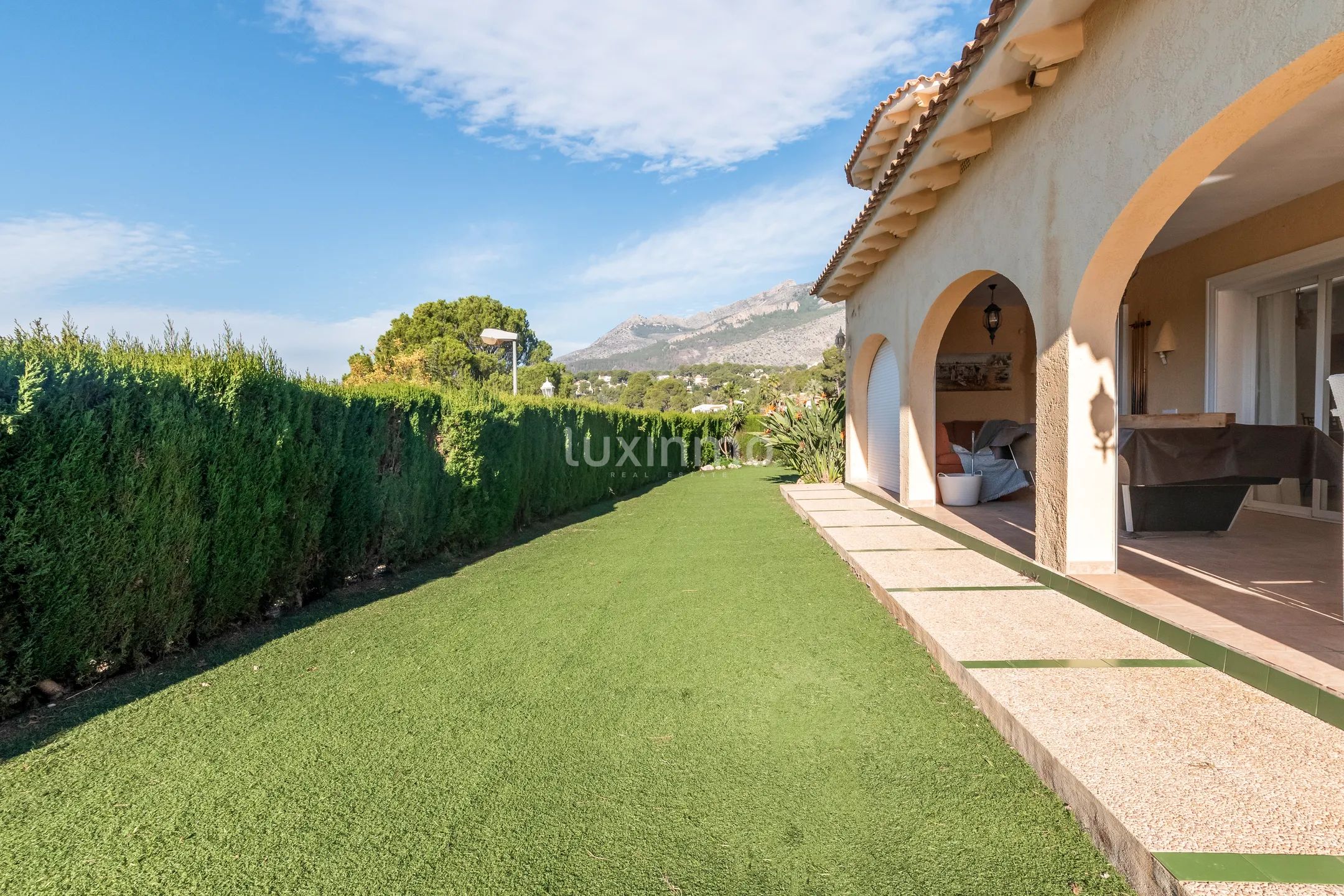 Mediterranean style villa with nice views in Altea la vella — photo 11