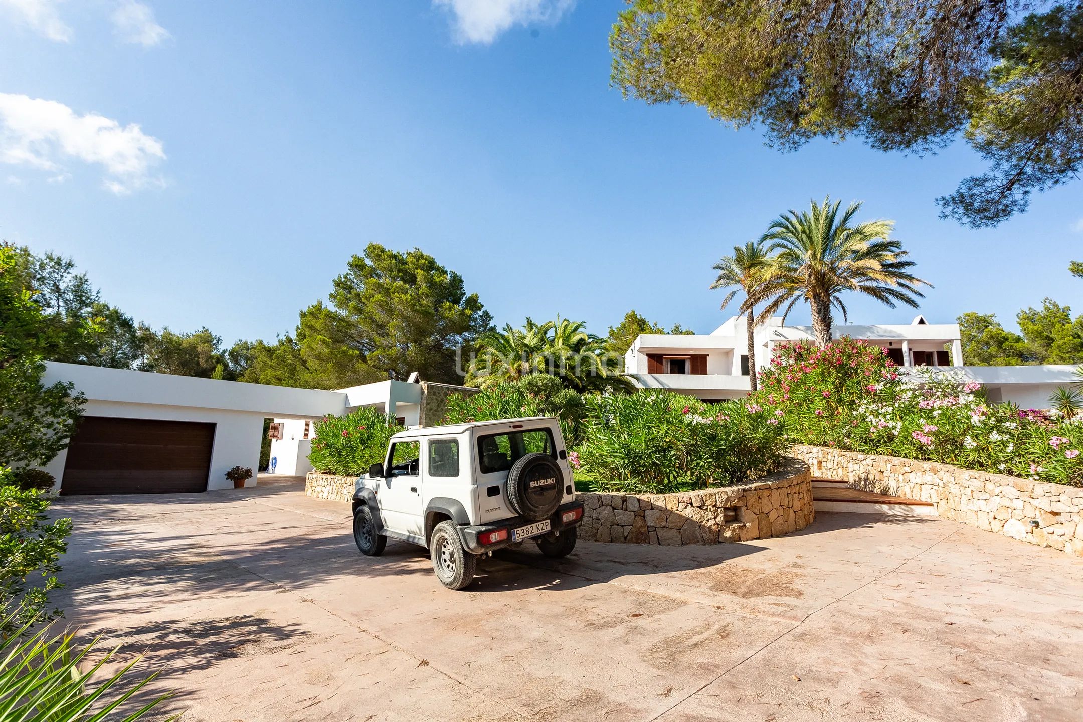 Stunning 5-Bedroom Modern Mediterranean Villa in Roca Llisa near the Golf Course — photo 56