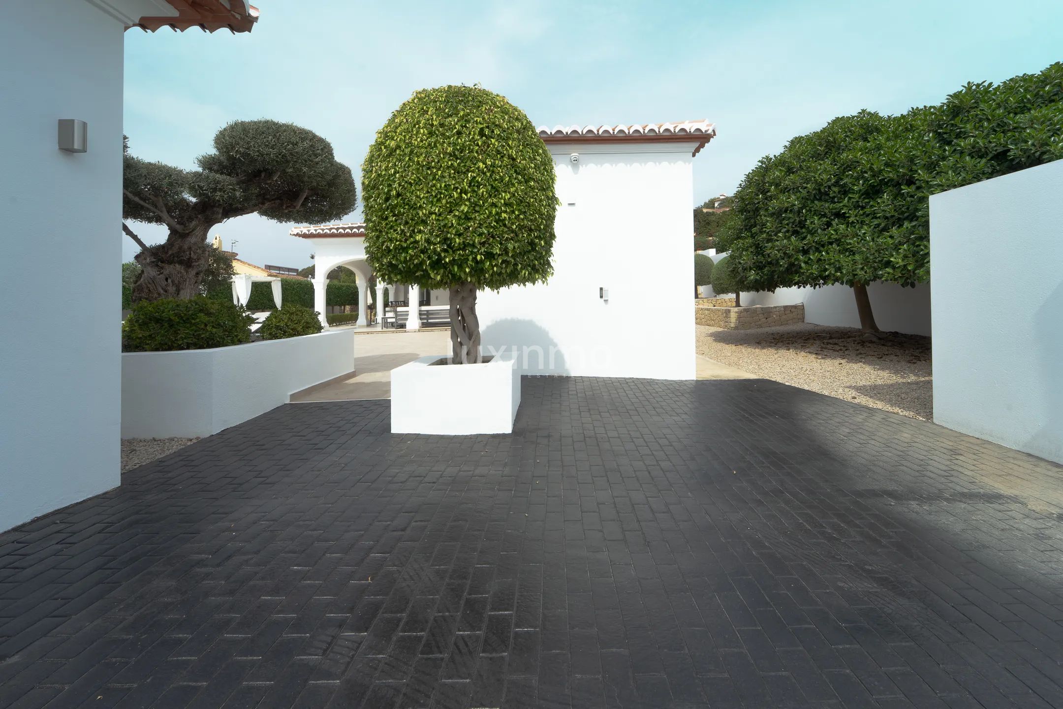 GEMÜTLICHE LUXUSVILLA IN DER NÄHE DES MEERES MORAIRA — photo 37