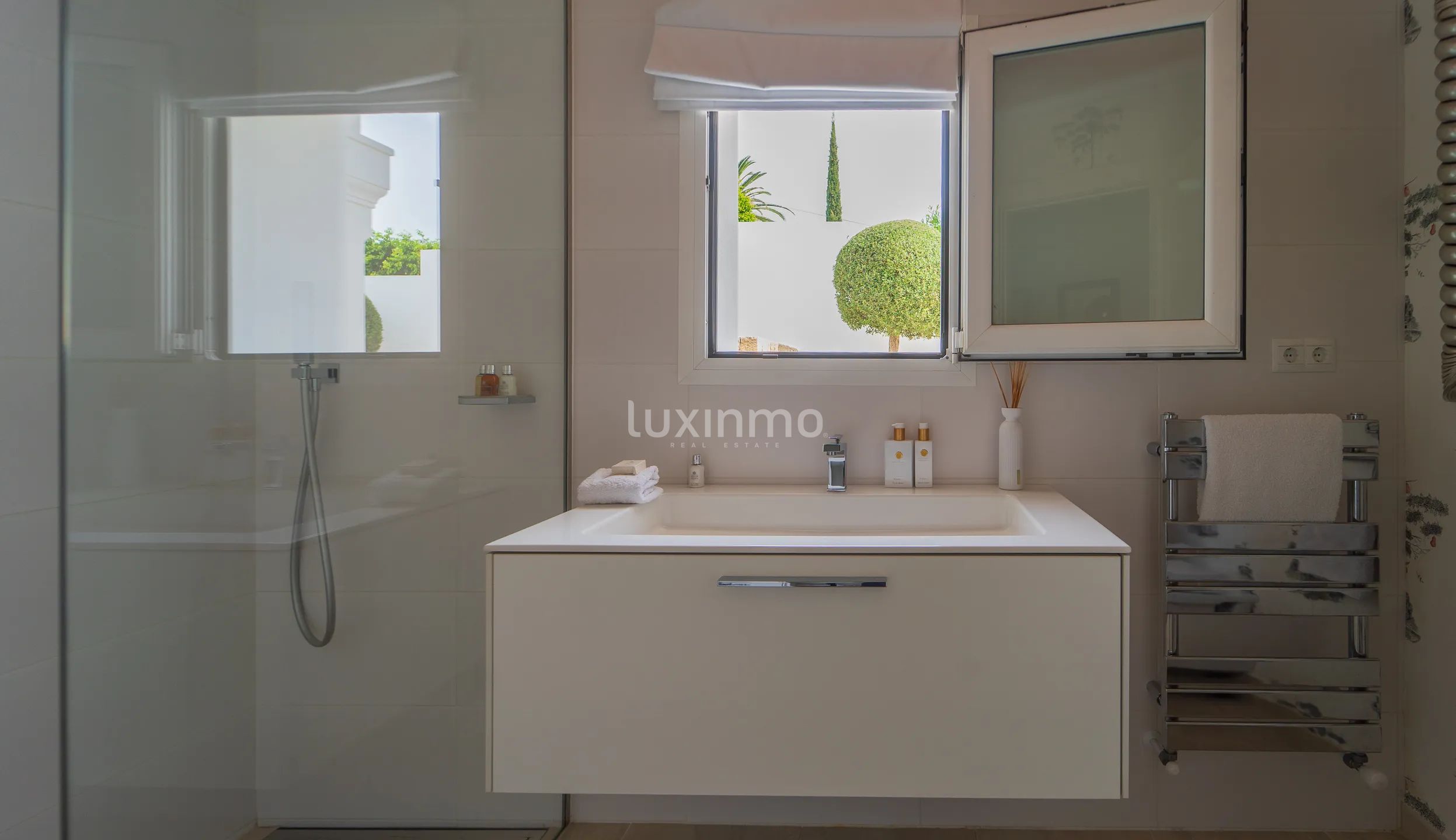 GEMÜTLICHE LUXUSVILLA IN DER NÄHE DES MEERES MORAIRA — photo 10