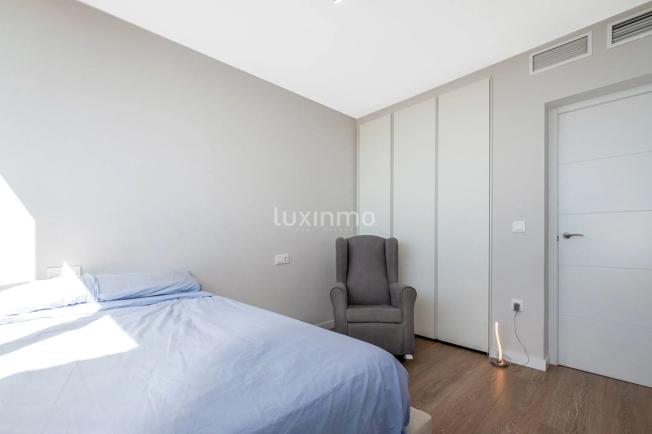 Beautiful penthouse with sea views for rent in Benidorm — photo 17