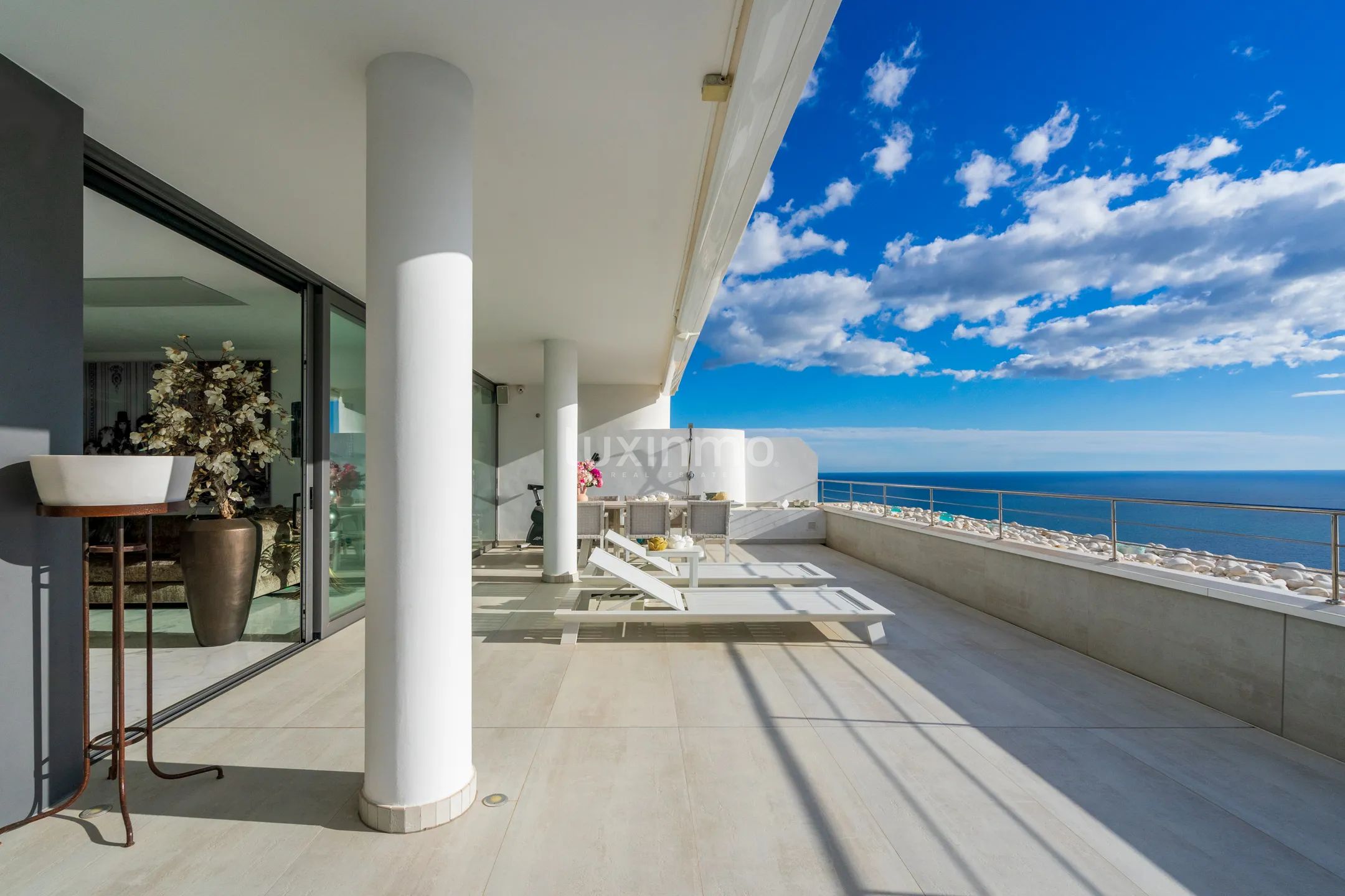 Потрясающий пентхаус с видом на море и горы на холмах Альтеи