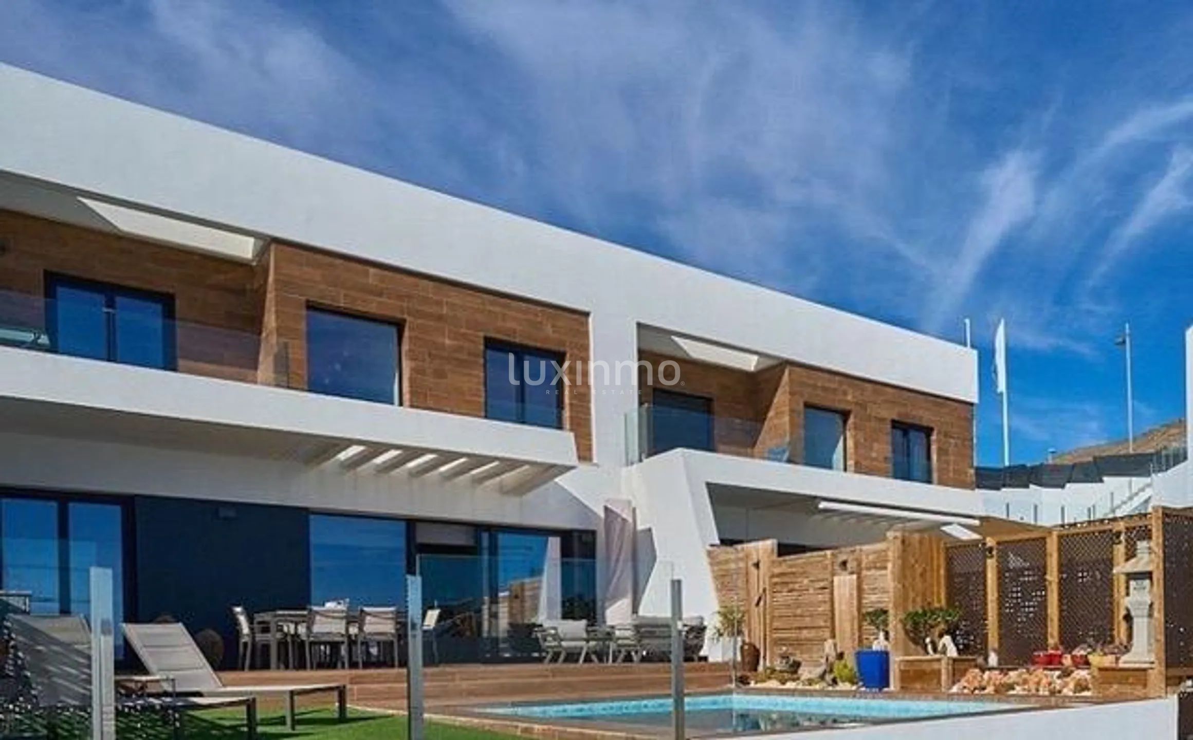 Потрясающий современный таунхаус с частным бассейном в Финестрате