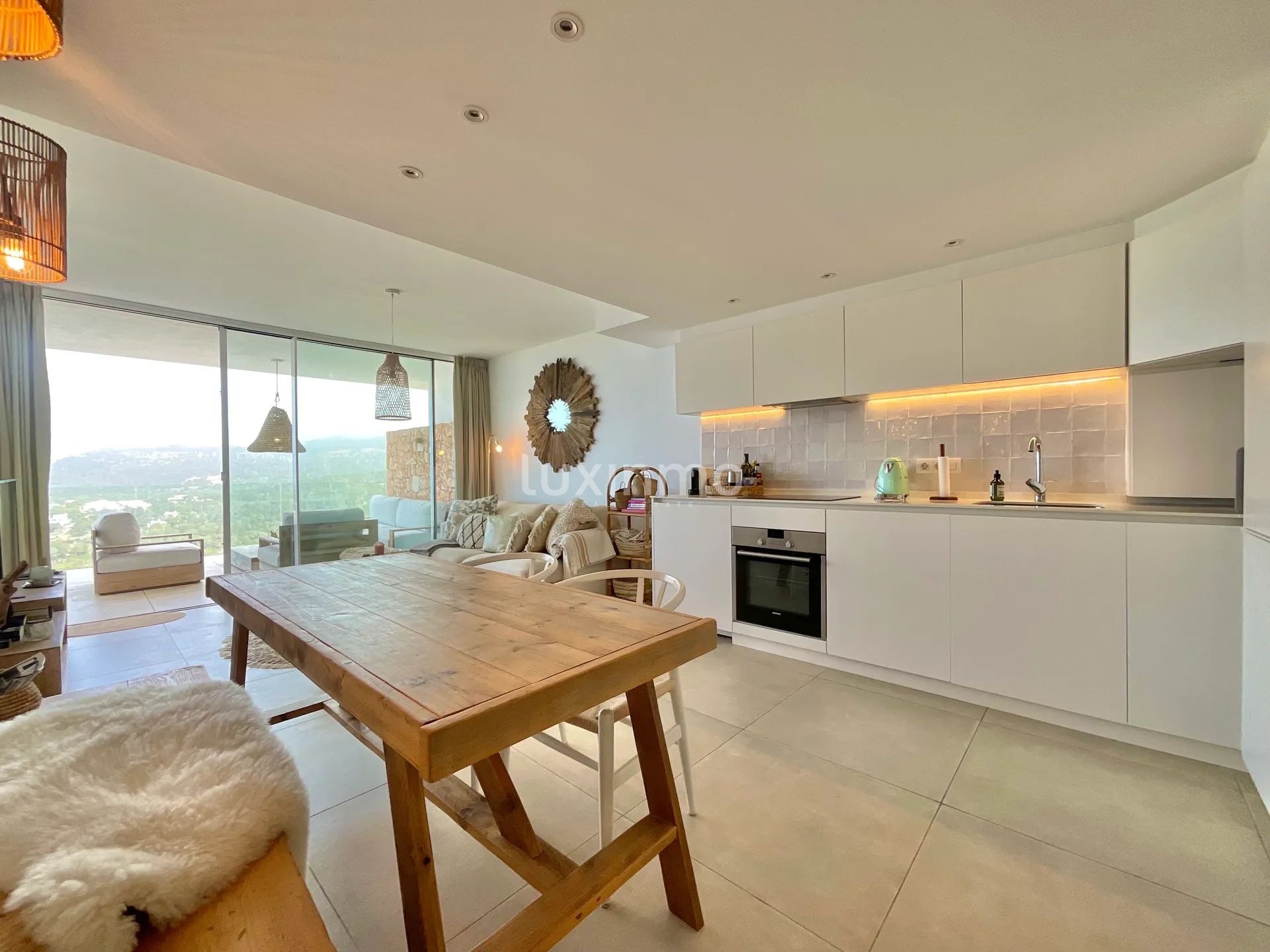 Современные апартаменты с двумя спальнями и террасой с видом на море — photo 12