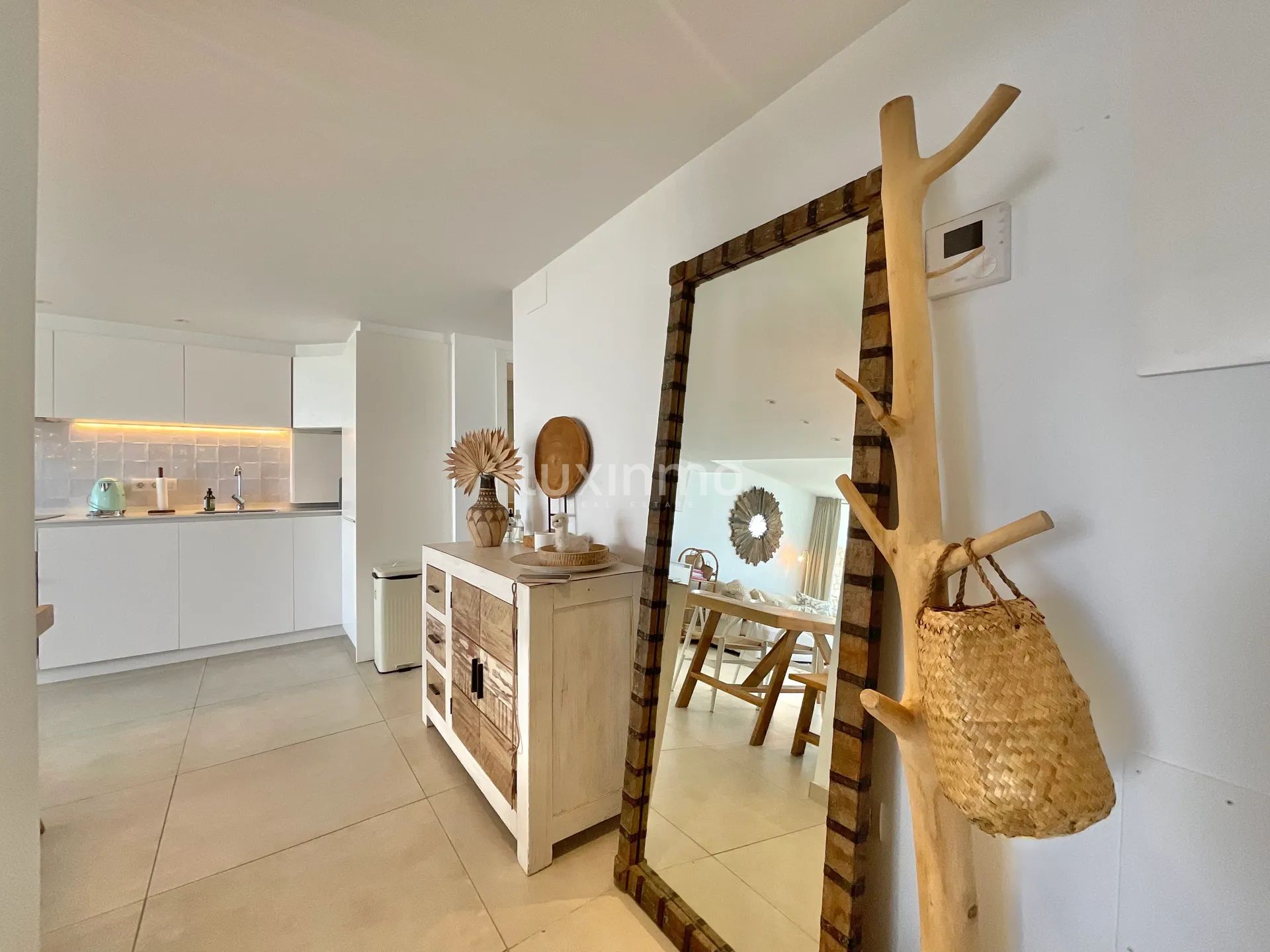 Современные апартаменты с двумя спальнями и террасой с видом на море — photo 18