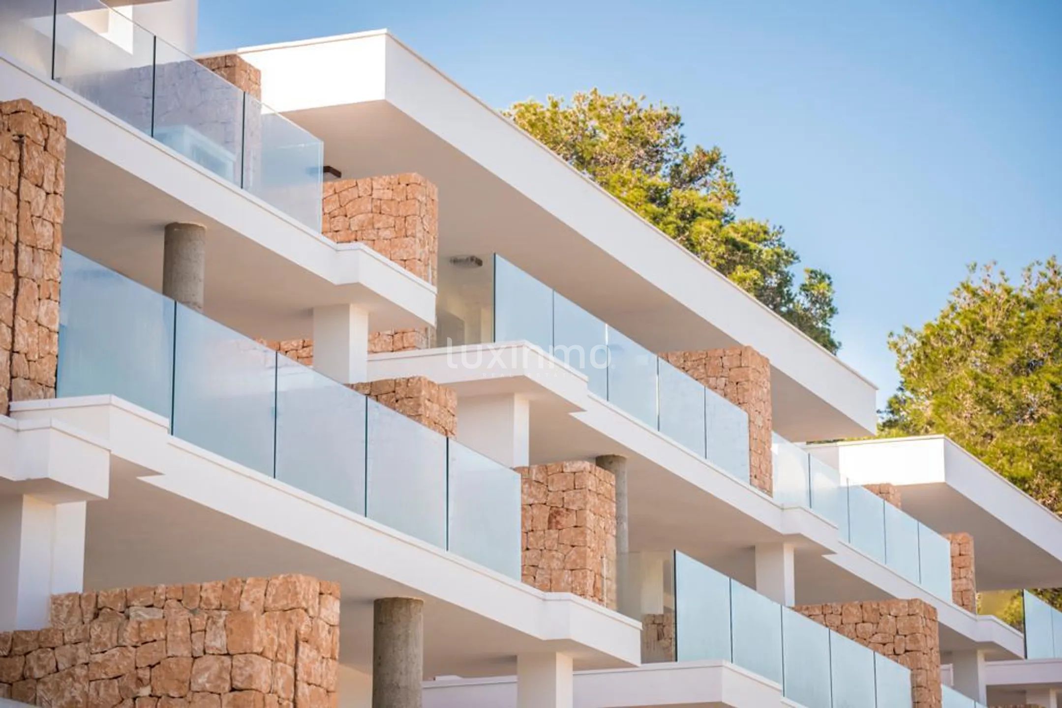 Modern Two-Bedroom Apartment with Sea View Terrace — photo 30