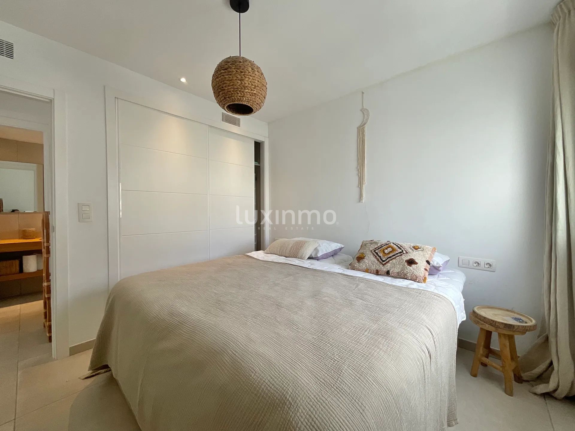 Современные апартаменты с двумя спальнями и террасой с видом на море — photo 20