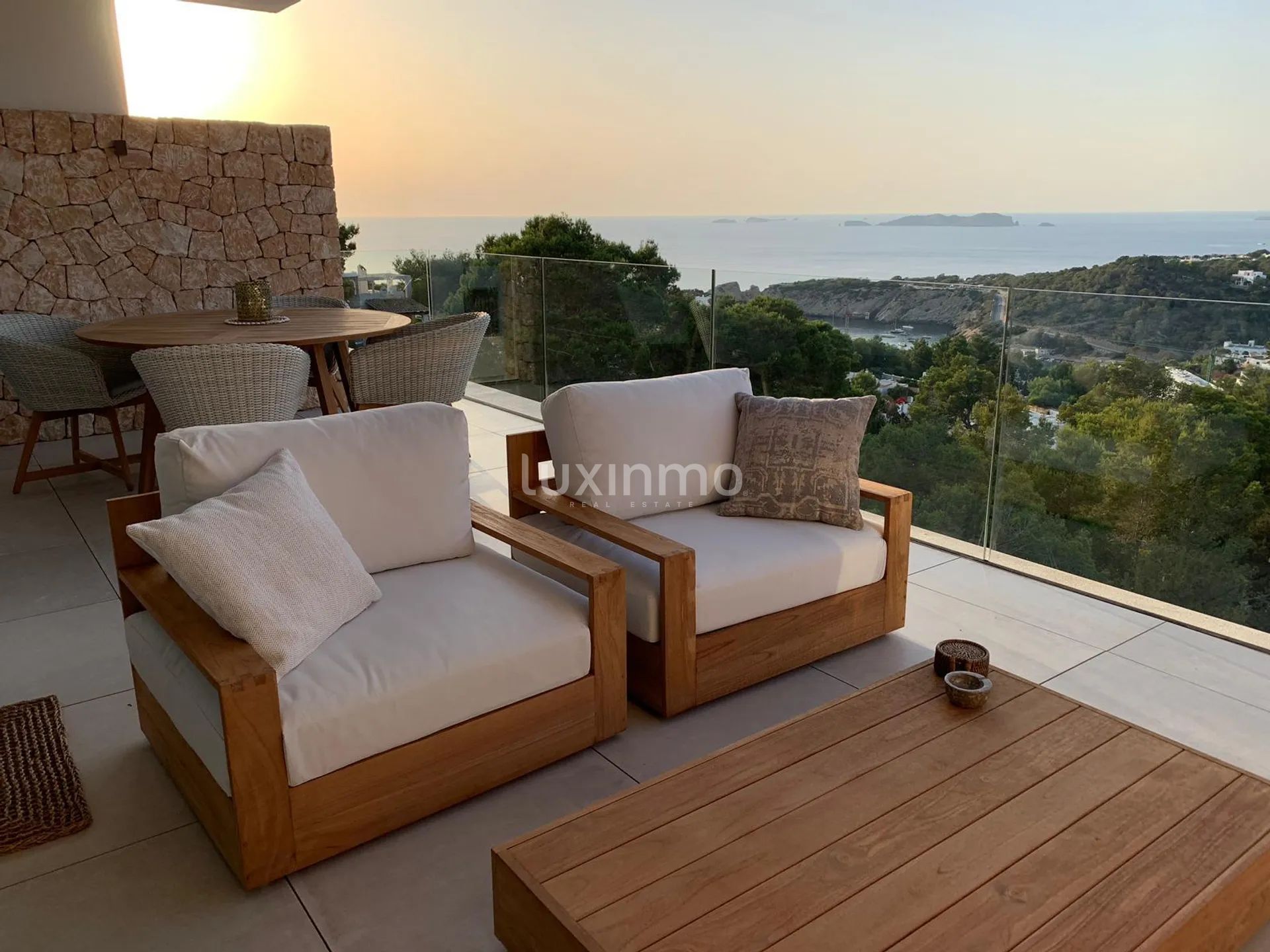 Modern Two-Bedroom Apartment with Sea View Terrace — photo 2