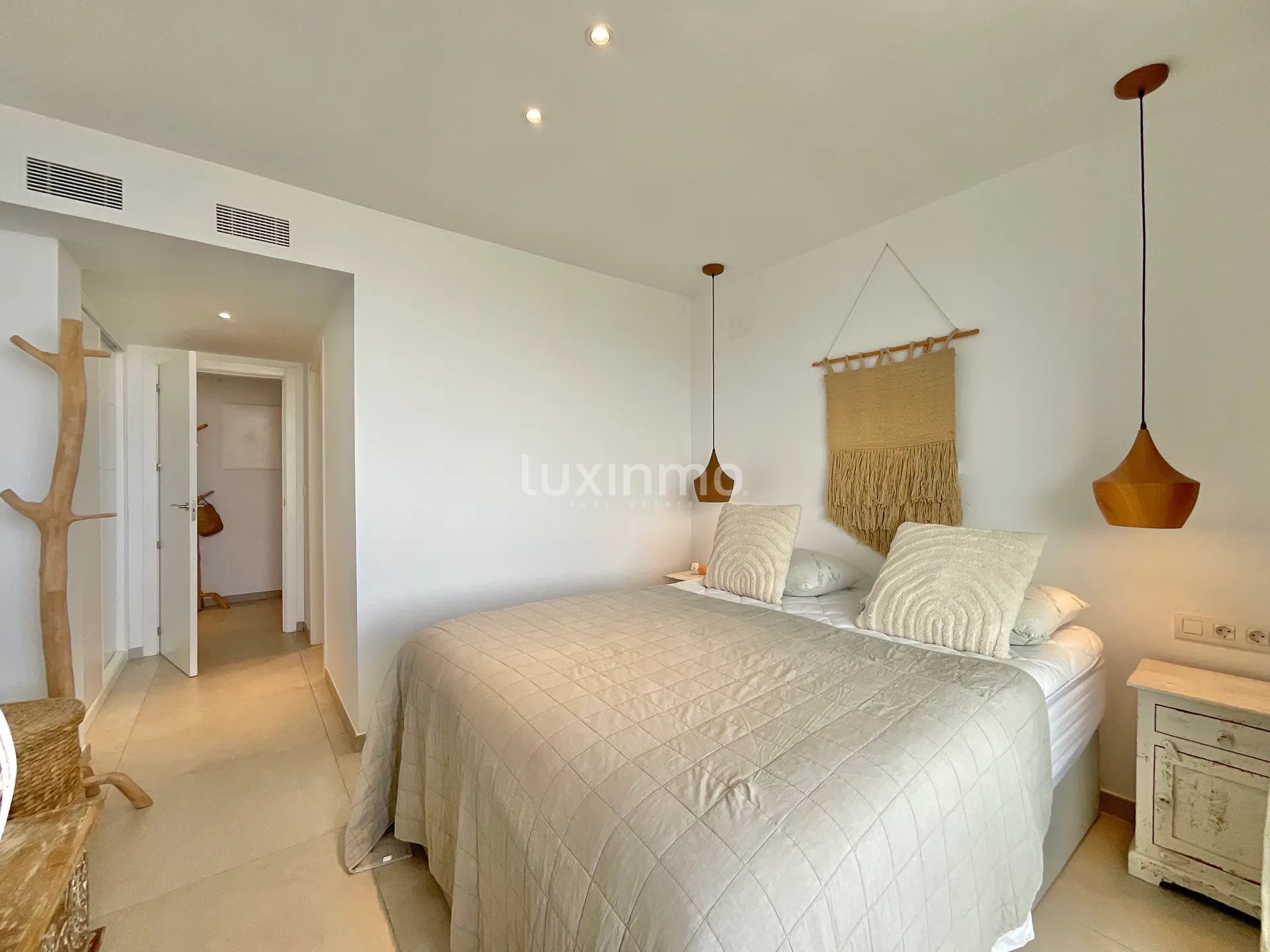 Современные апартаменты с двумя спальнями и террасой с видом на море — photo 16