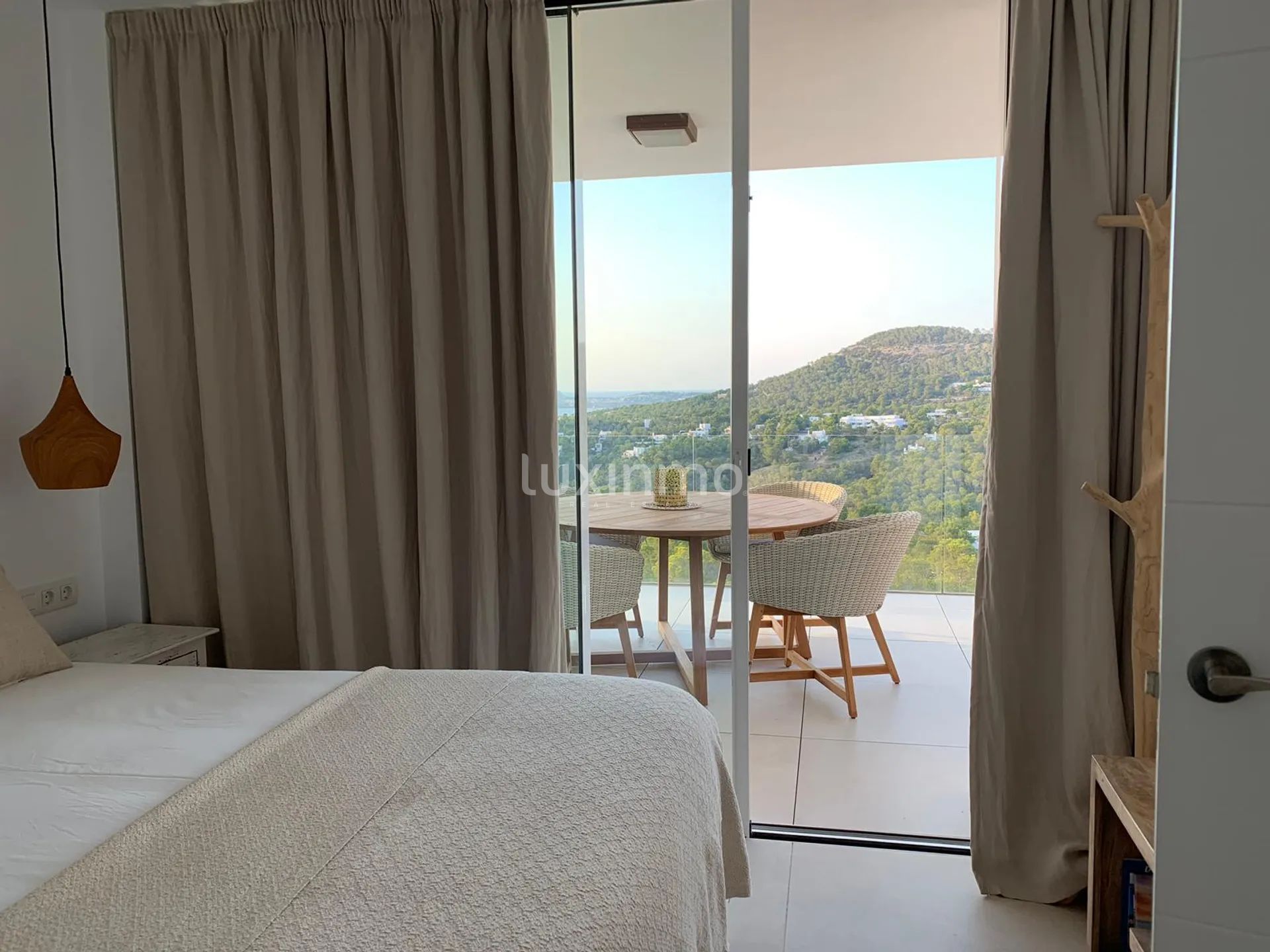 Современные апартаменты с двумя спальнями и террасой с видом на море — photo 25