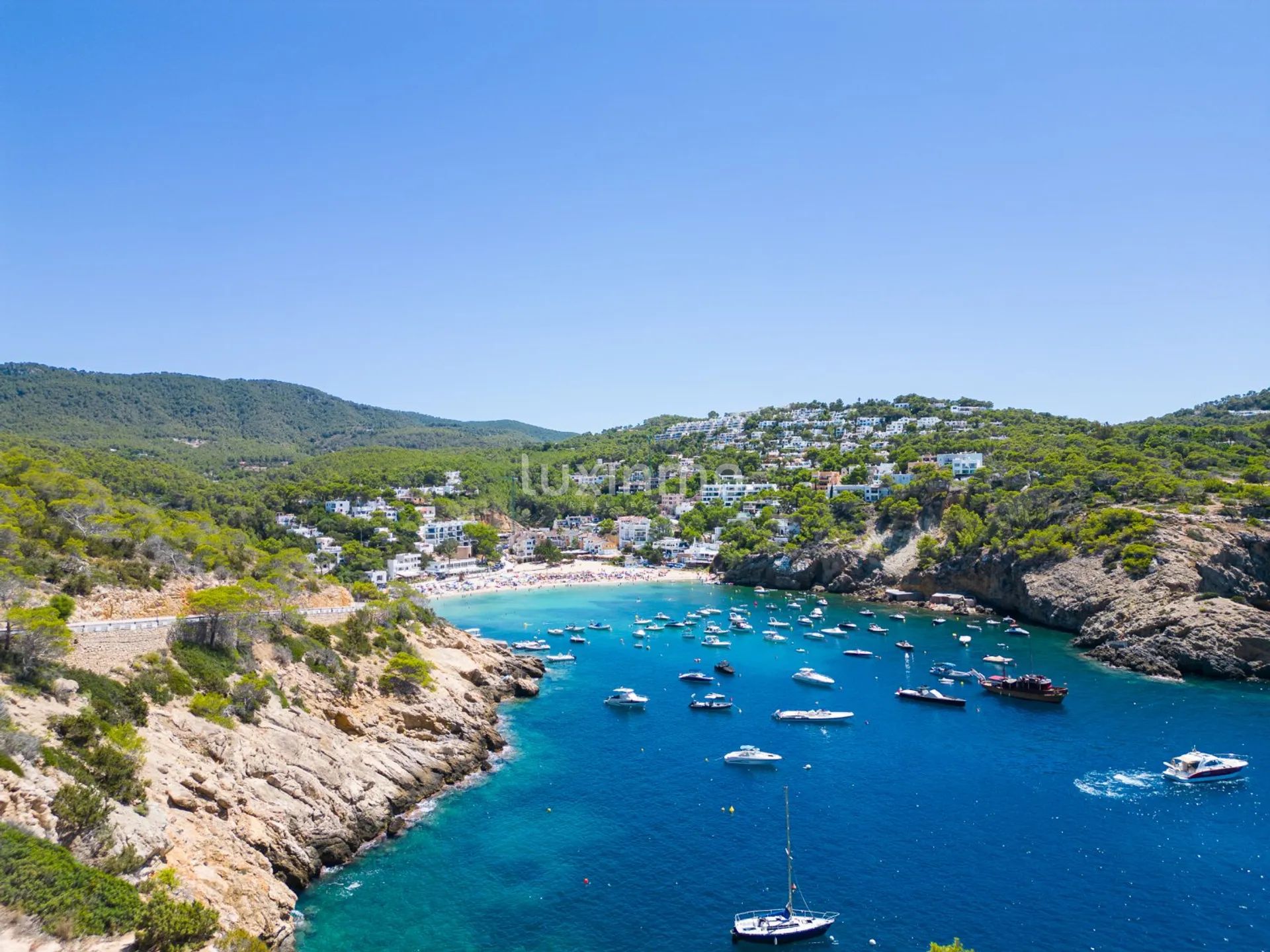 Современные апартаменты с двумя спальнями и террасой с видом на море — photo 33