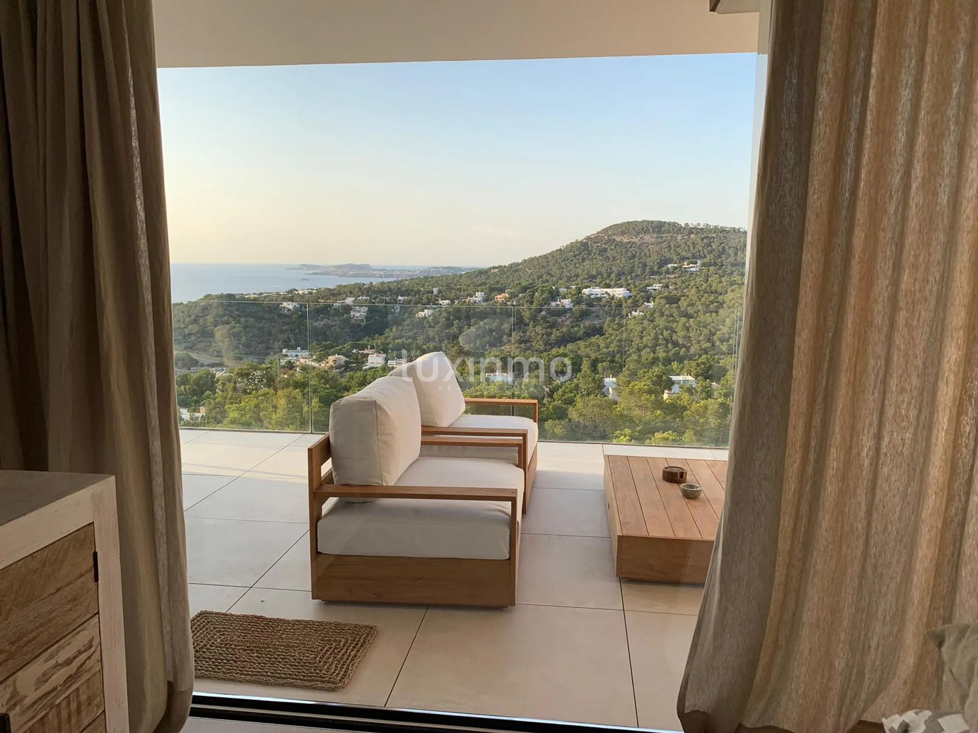 Modern Two-Bedroom Apartment with Sea View Terrace — photo 27