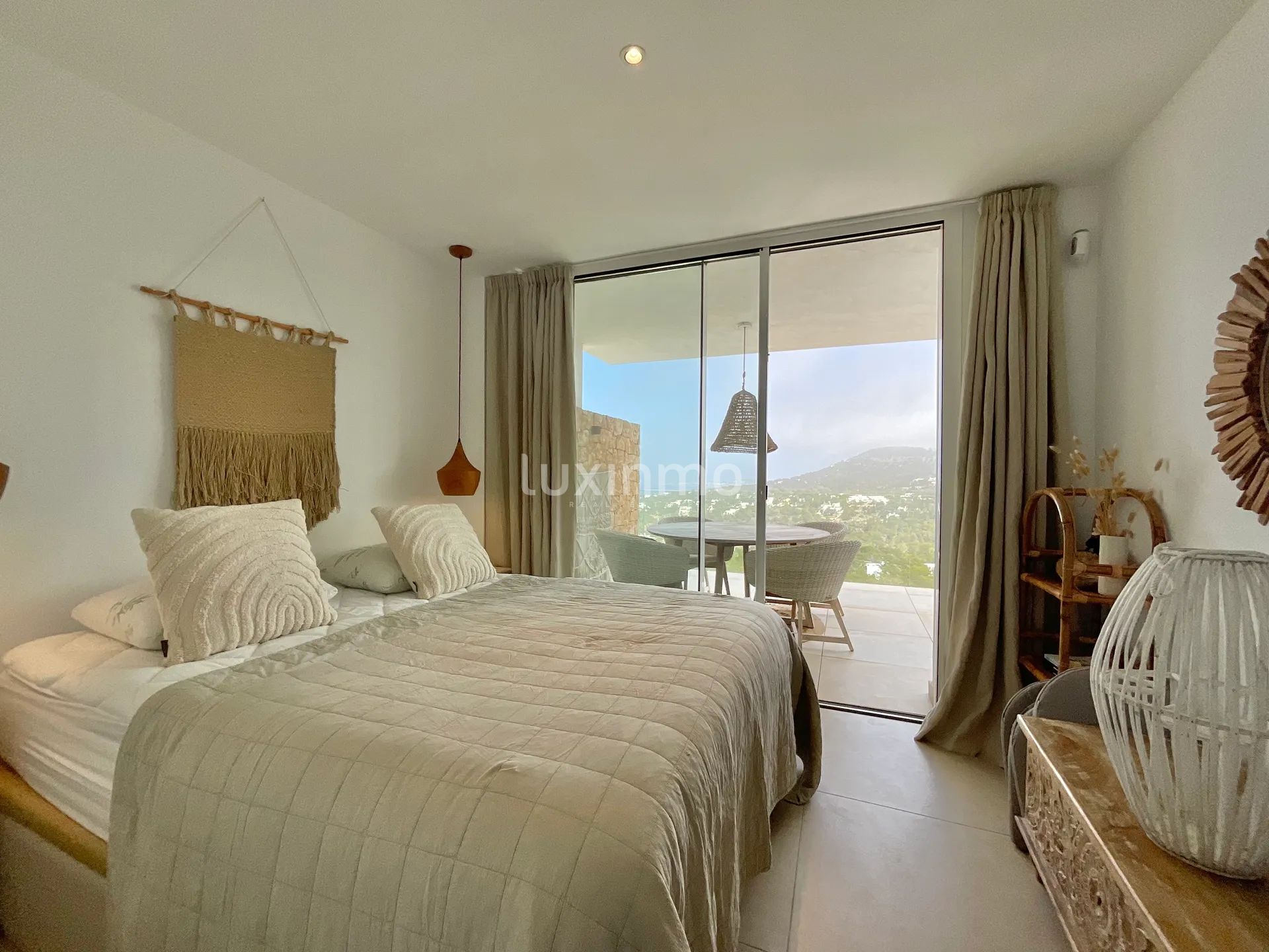 Современные апартаменты с двумя спальнями и террасой с видом на море — photo 17