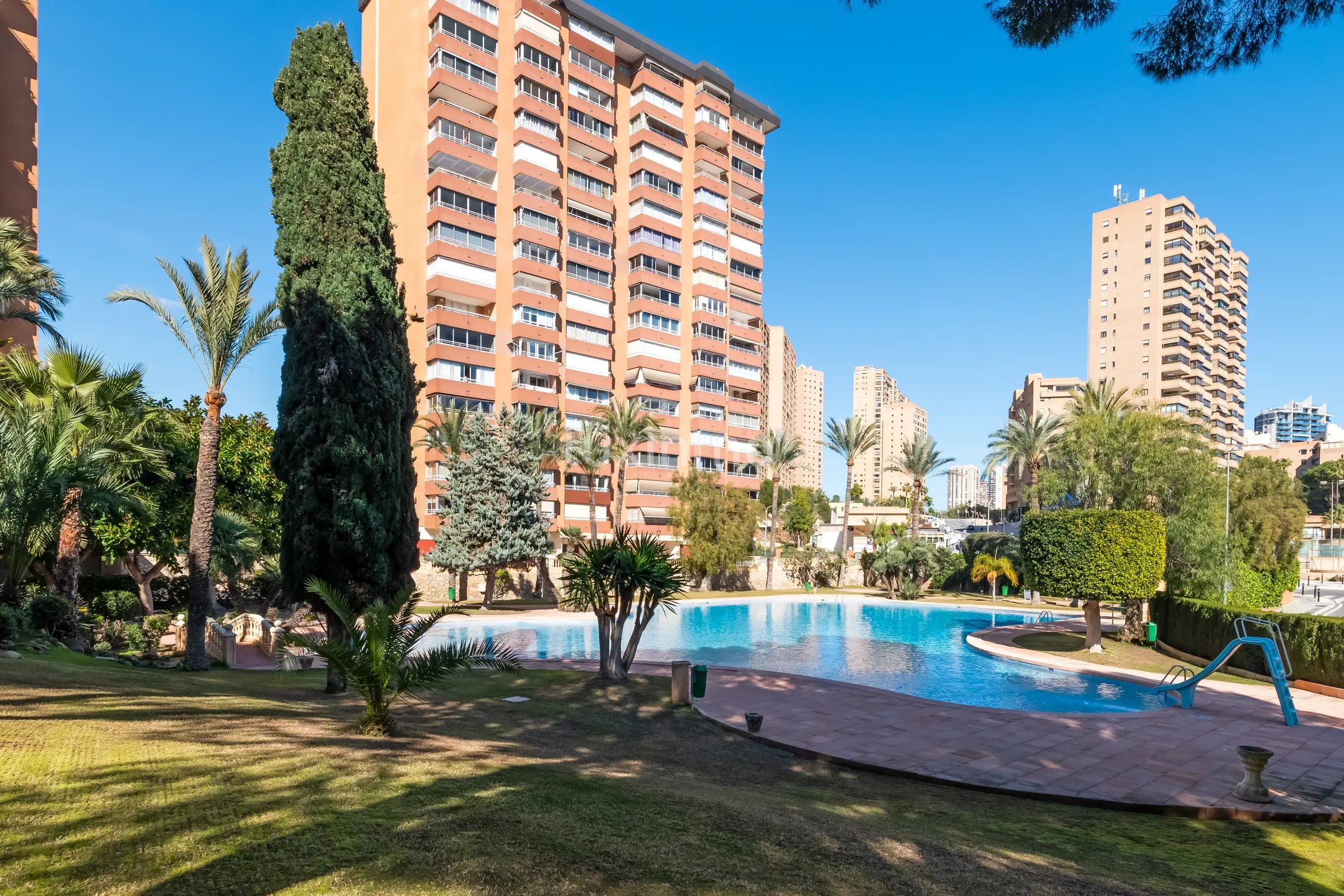 Atemberaubende komplett renovierte Wohnung mit Meerblick in Benidorm — photo 24