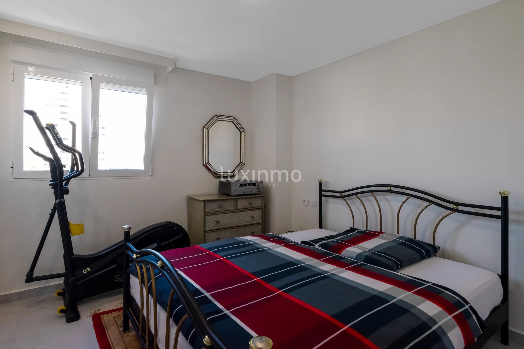 Atemberaubende komplett renovierte Wohnung mit Meerblick in Benidorm — photo 21