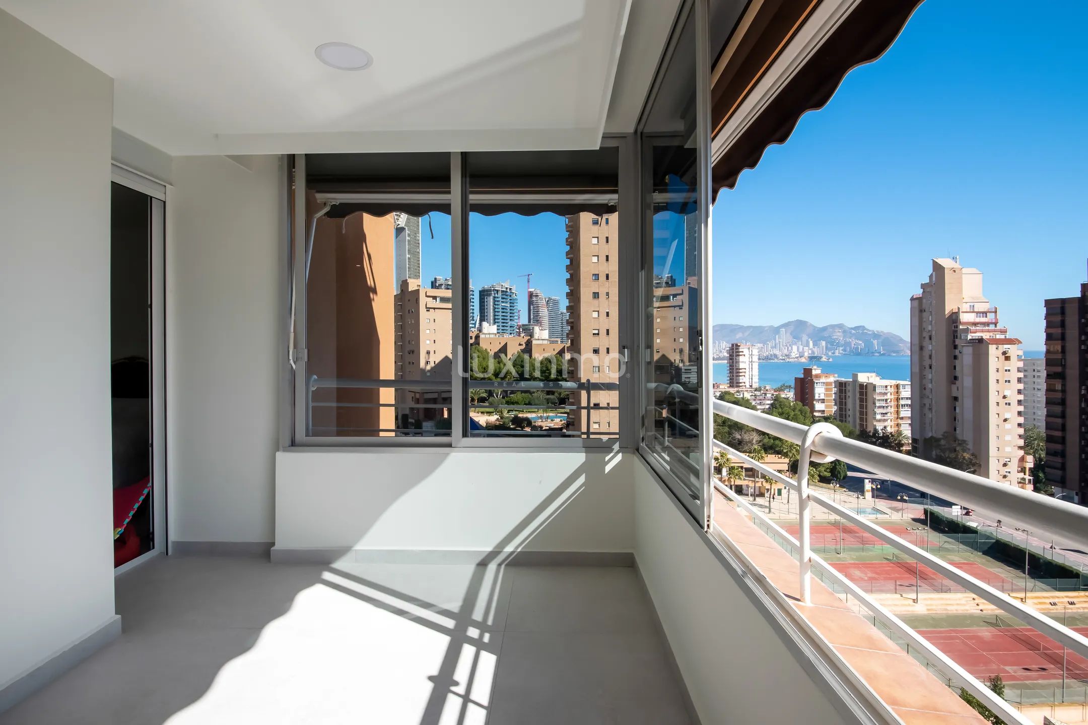 Stunning fully renovated Flat with Sea Views in Benidorm — photo 1