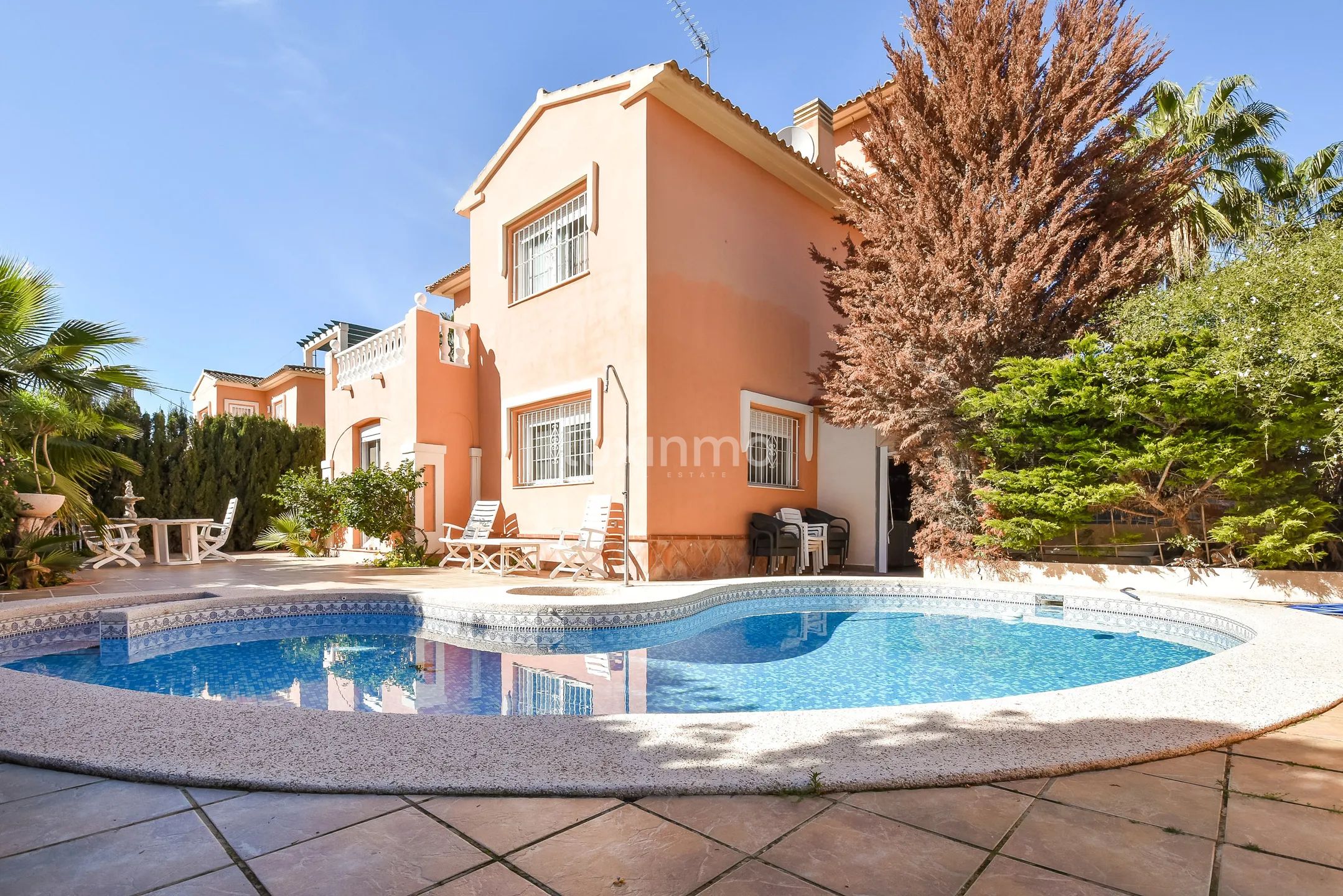 Потрясающий средиземноморский отдельно стоящий дом в Эль-Альбире