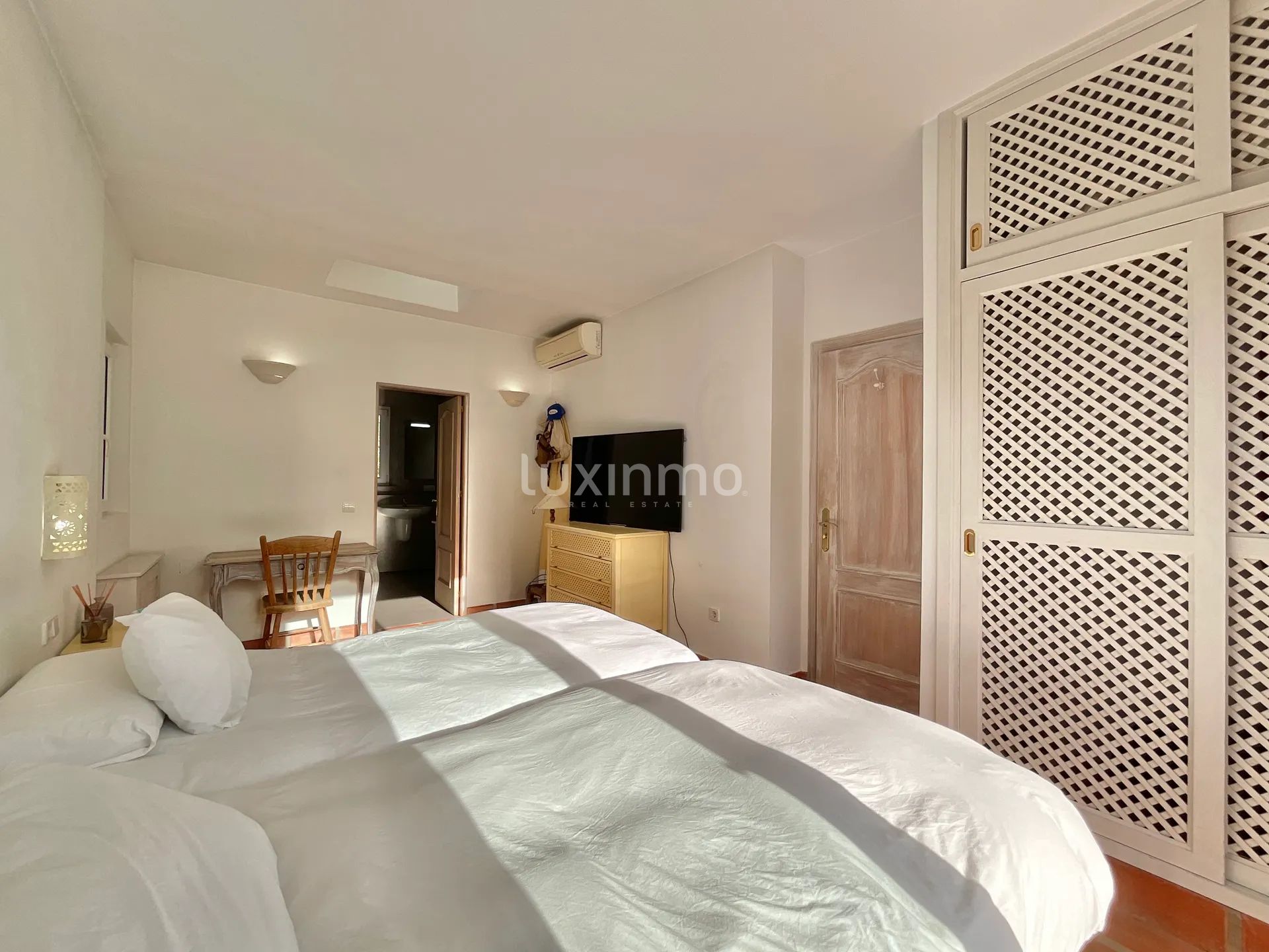 Vacker villa med 4 sovrum idealiskt beläget i södra Ibiza — photo 13