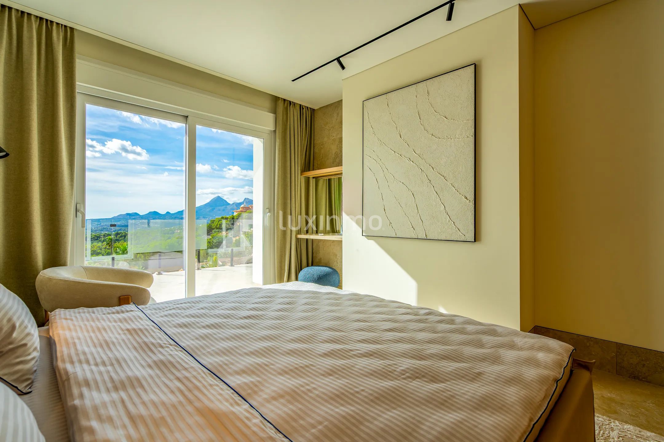 Terraced house with designer renovation and sea views in Altea Hills — photo 35