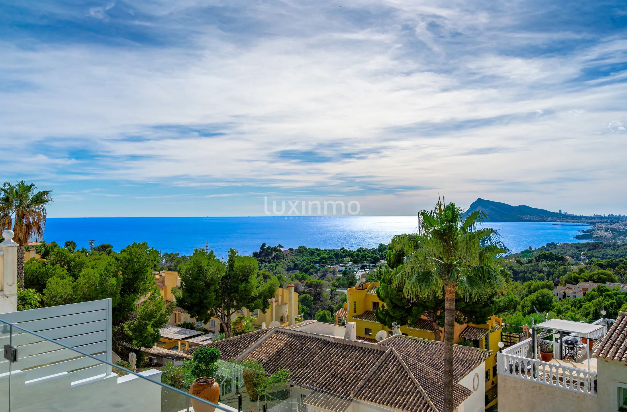 Terraced house with designer renovation and sea views in Altea Hills — photo 4
