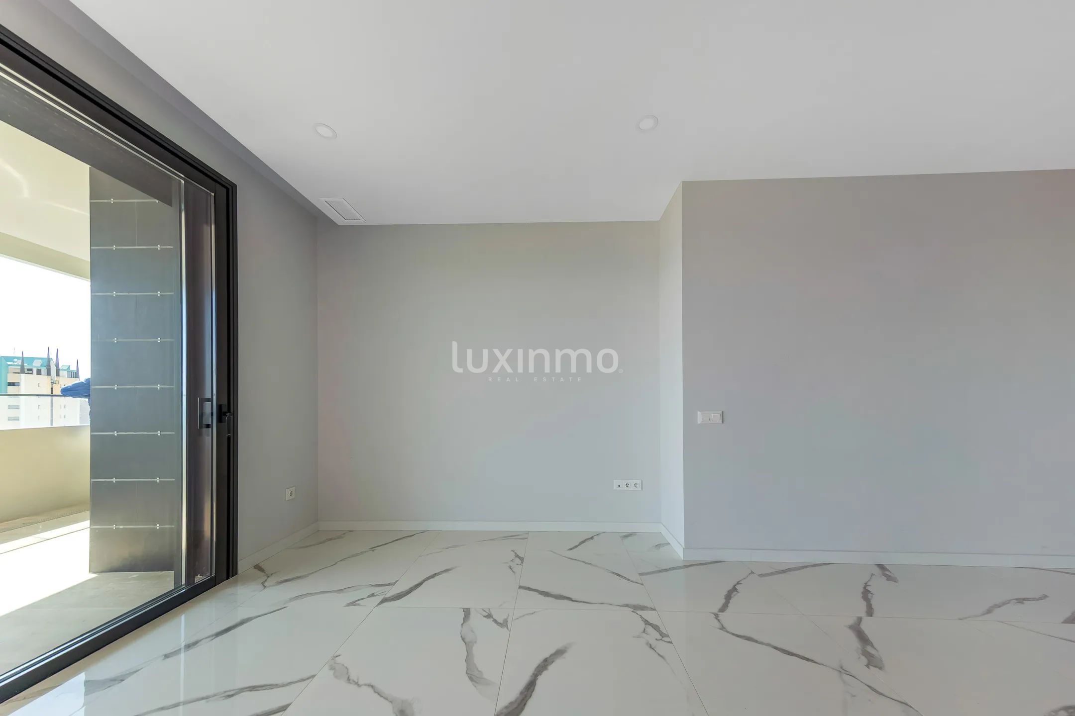 Modern appartement met 2 slaapkamers te koop met uitzicht op zee — photo 8