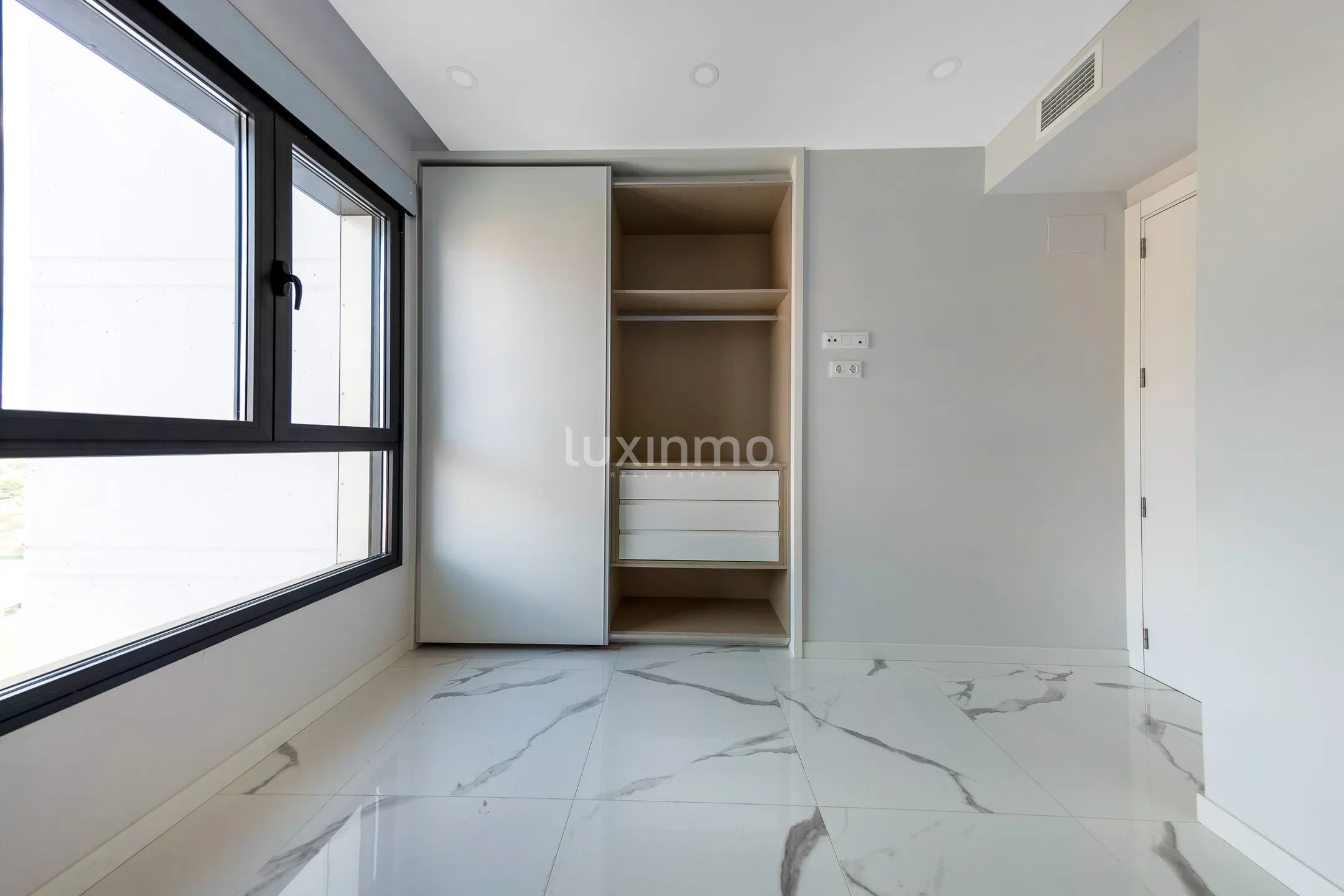 Modern appartement met 2 slaapkamers te koop met uitzicht op zee — photo 11