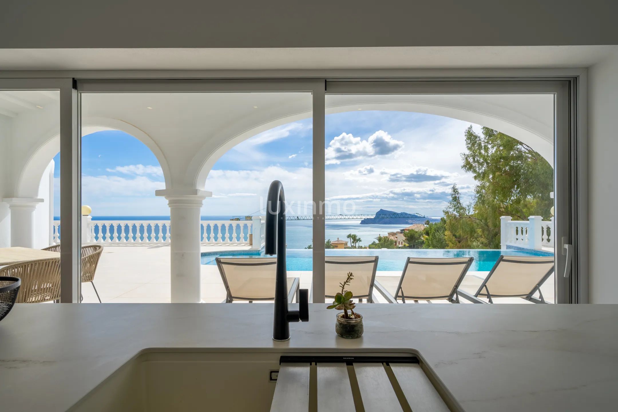 Villa with spectacular sea views for rent in Altea Hills — photo 36