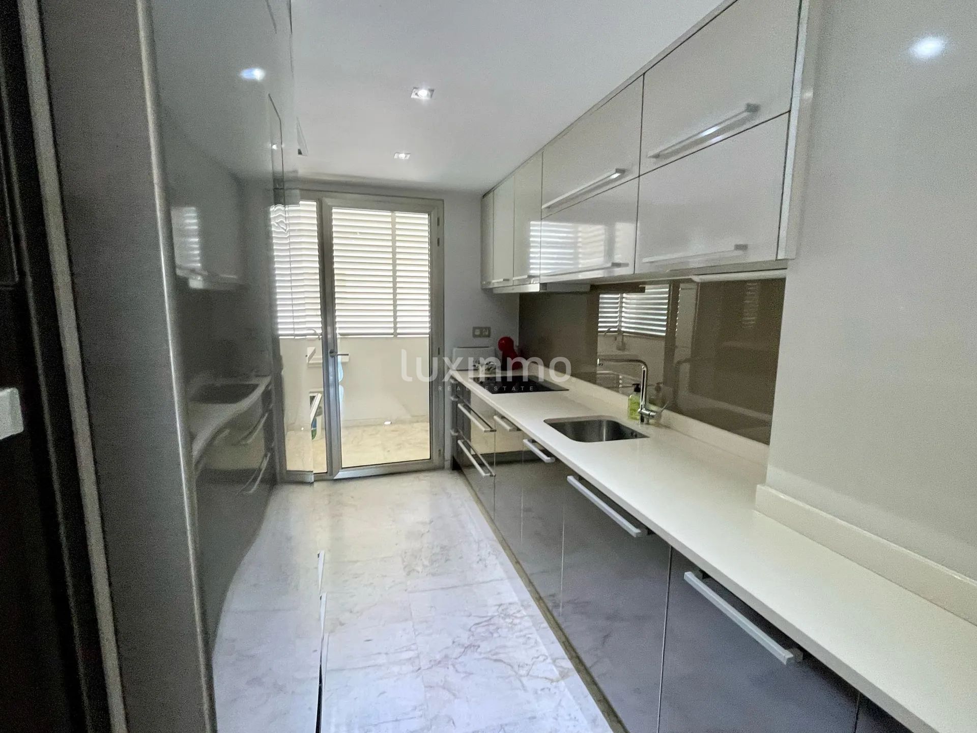 Luxurious Frontline Penthouse in Royal Beach Building — photo 27