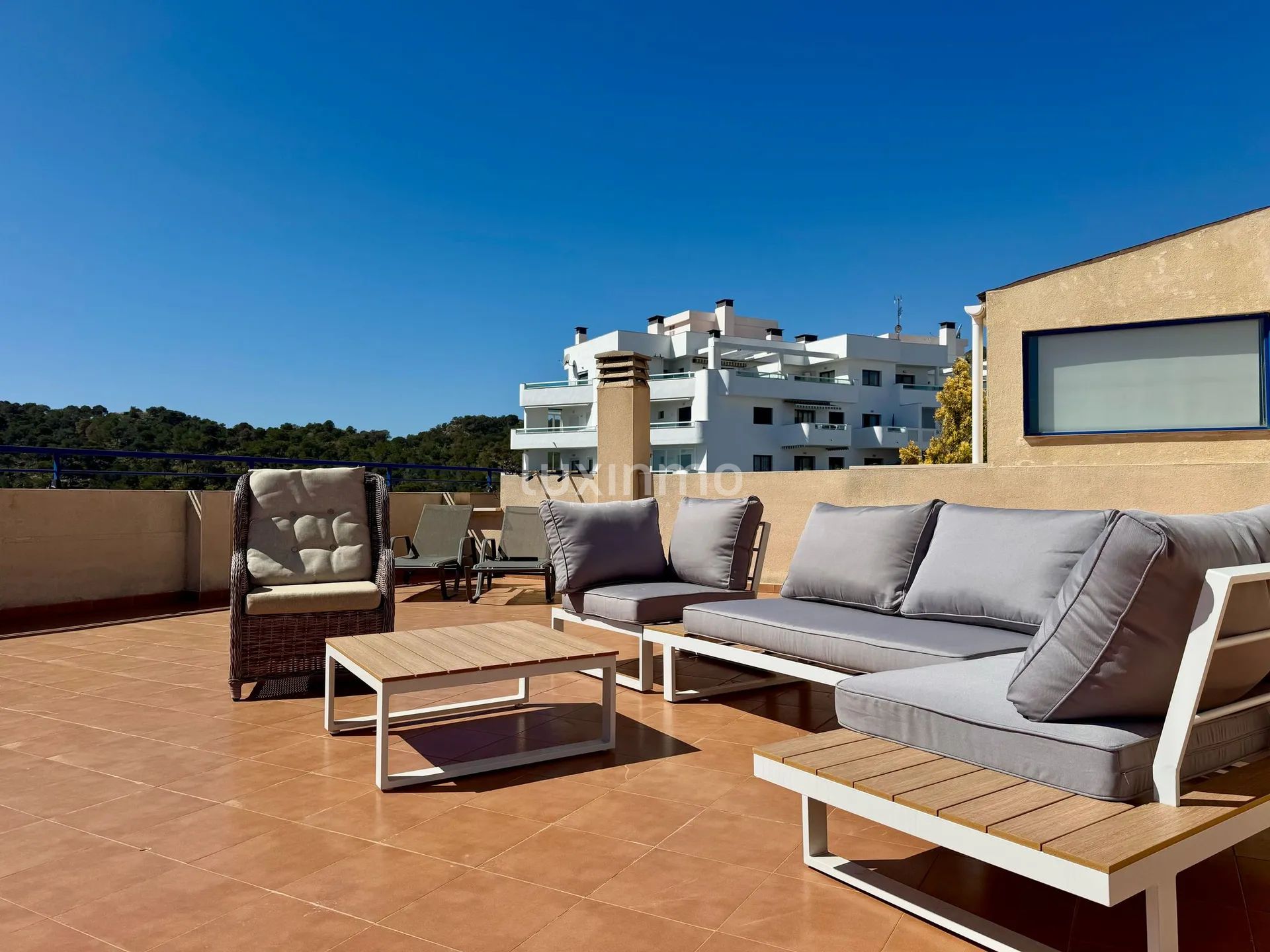 Modern Penthouse with Rooftop Terrace — photo 23