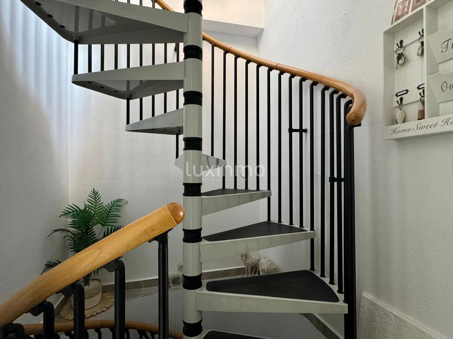 Modern Penthouse with Rooftop Terrace — photo 13