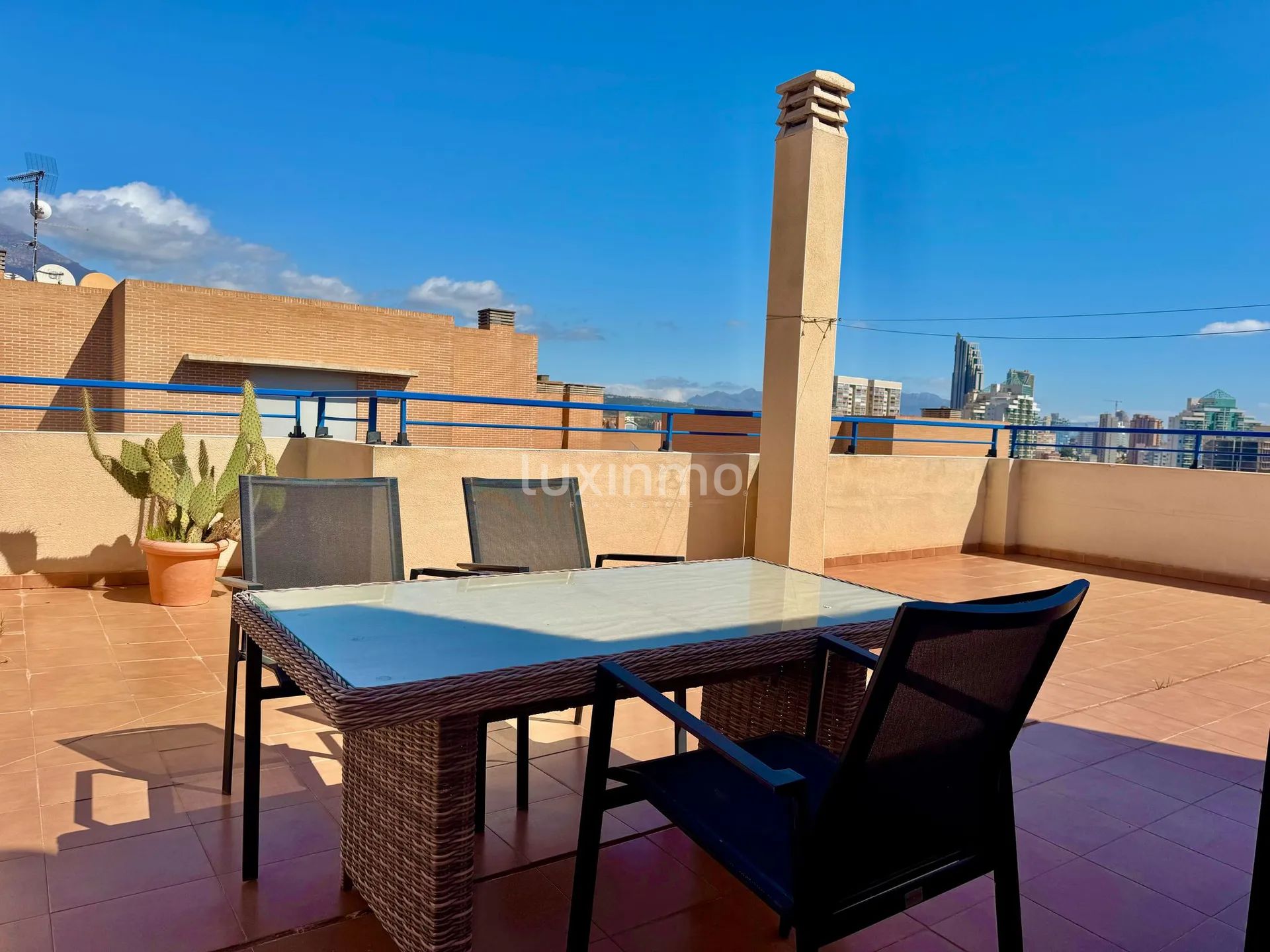 Modern Penthouse with Rooftop Terrace — photo 21