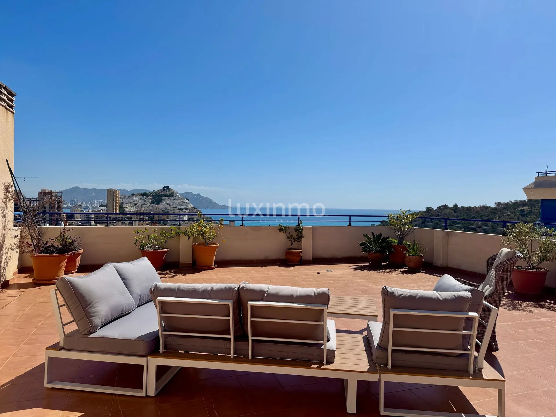 Modern Penthouse with Rooftop Terrace — photo 6