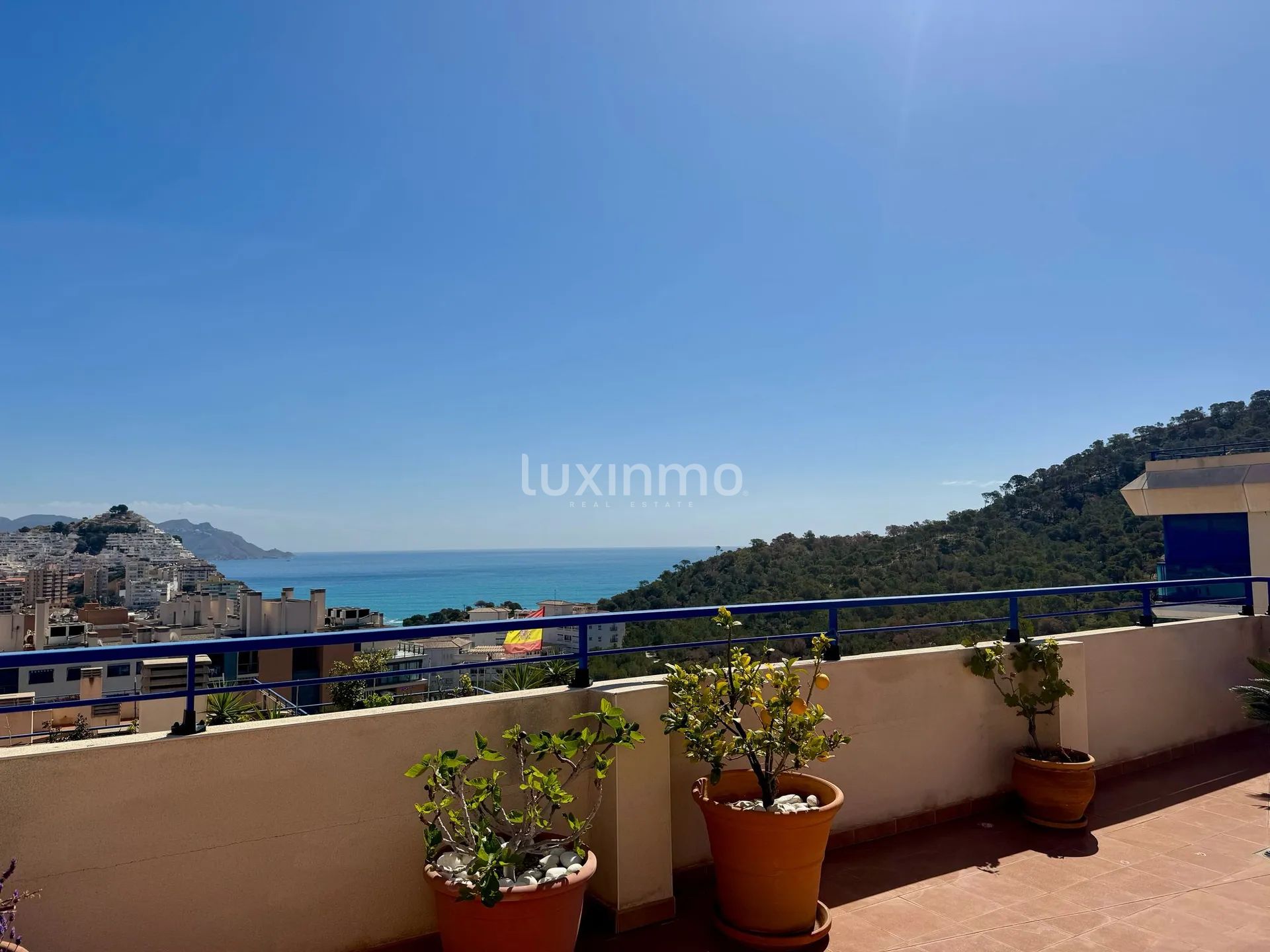 Modern Penthouse with Rooftop Terrace — photo 22