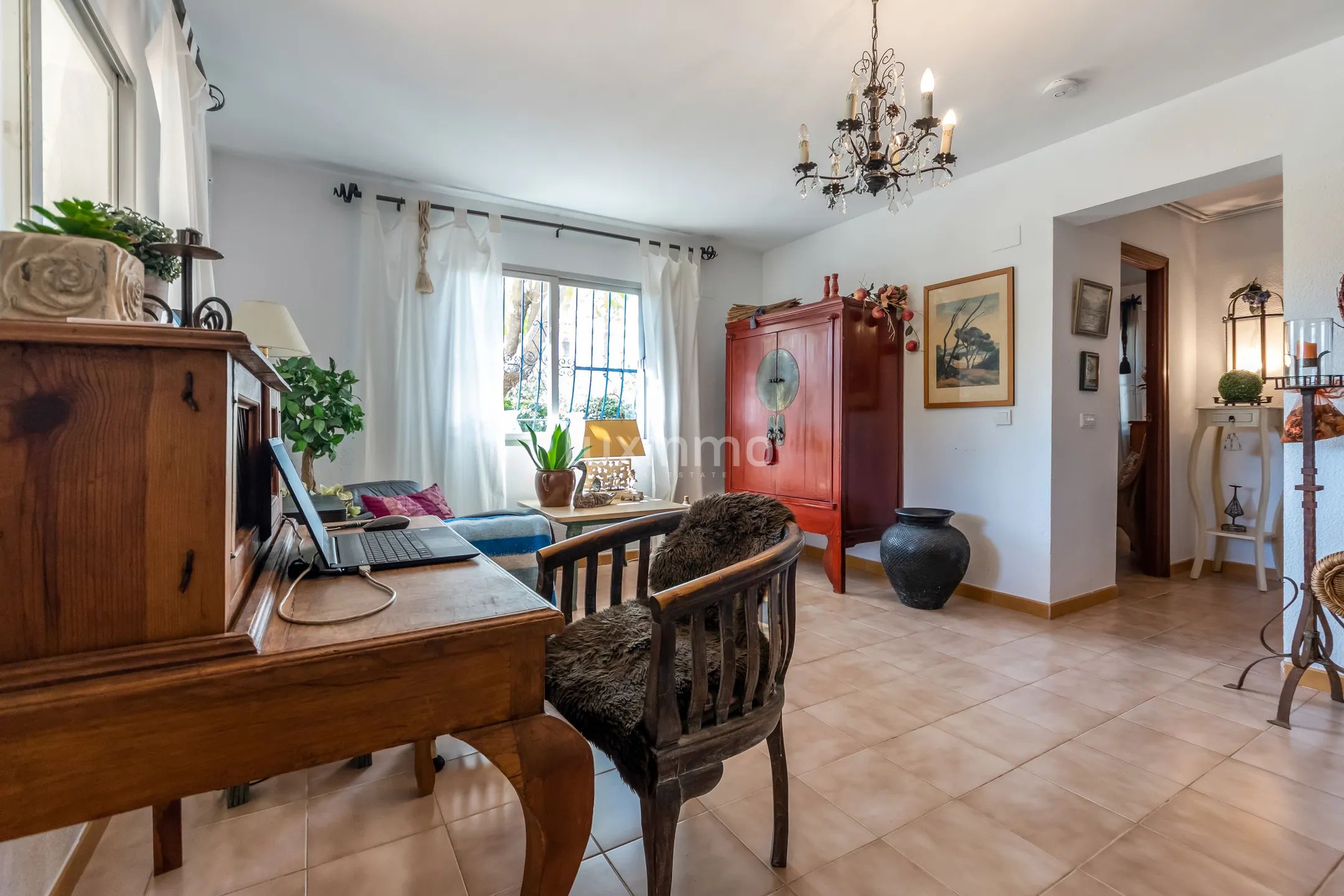 Отдельно стоящий дом с бассейном и прекрасными видами — photo 21