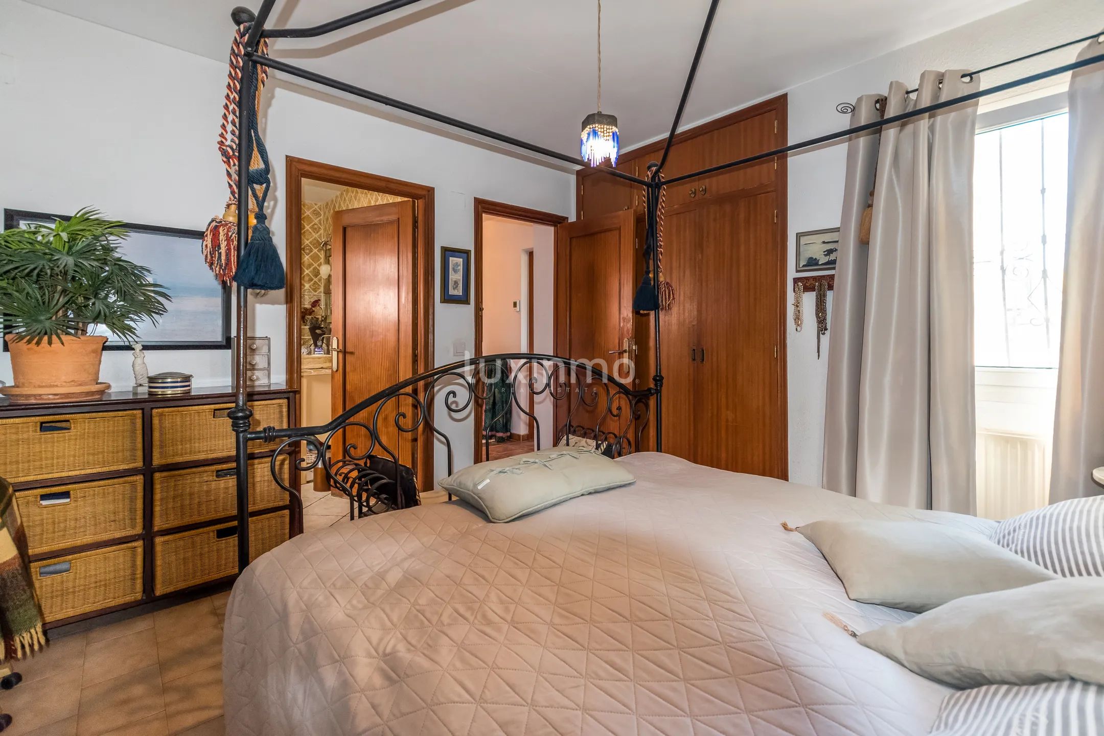 Отдельно стоящий дом с бассейном и прекрасными видами — photo 15