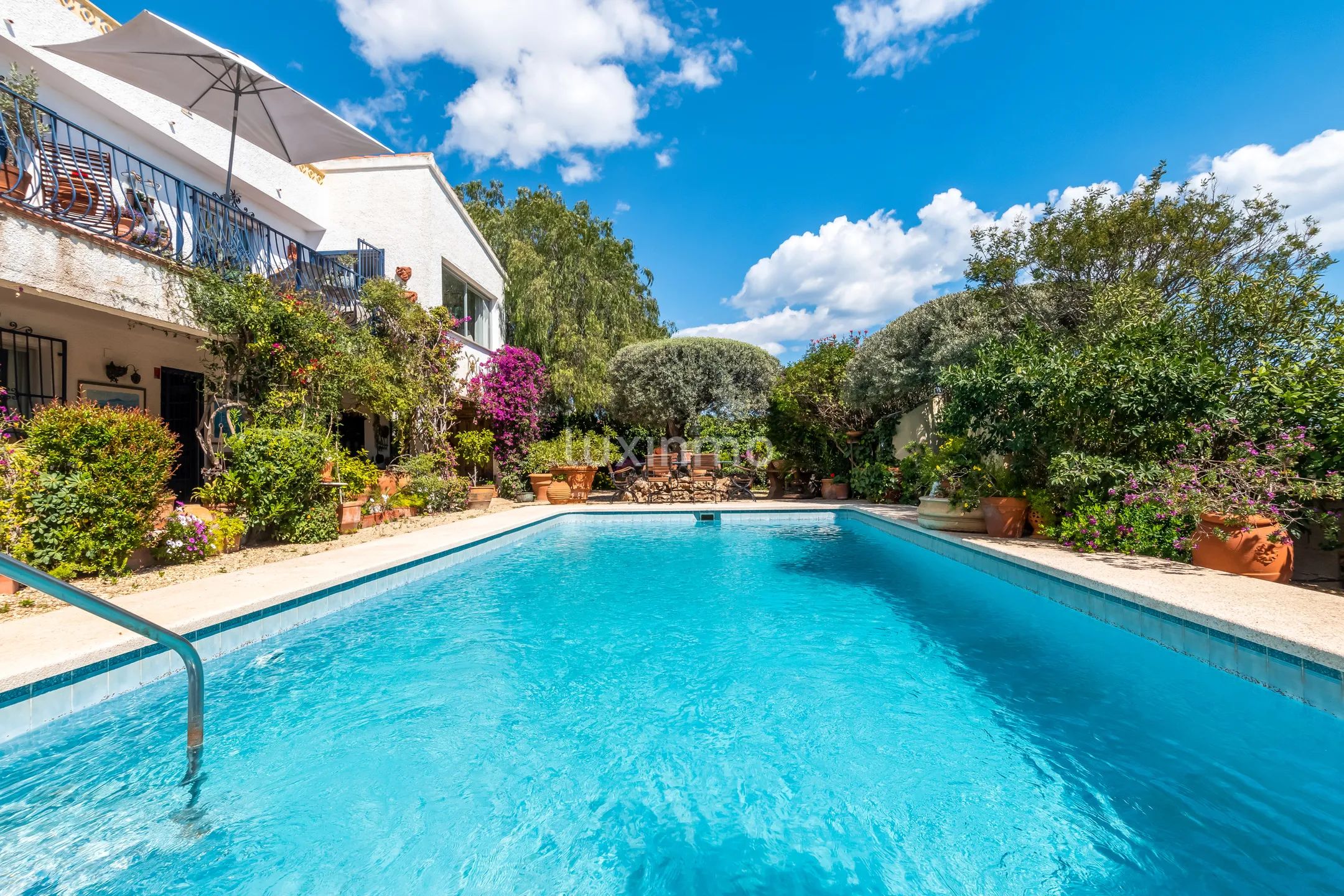 Отдельно стоящий дом с бассейном и прекрасными видами — photo 33