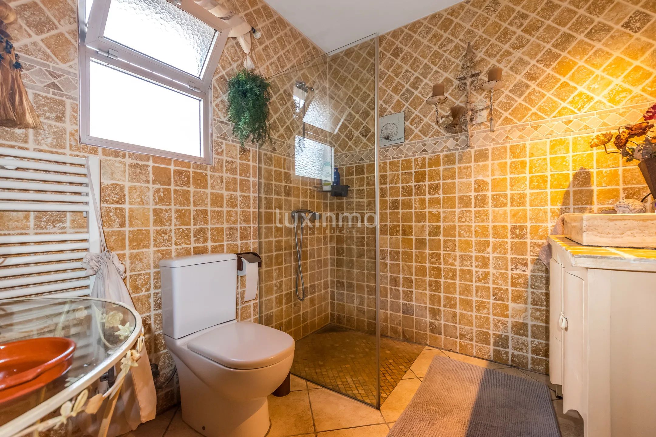 Отдельно стоящий дом с бассейном и прекрасными видами — photo 16