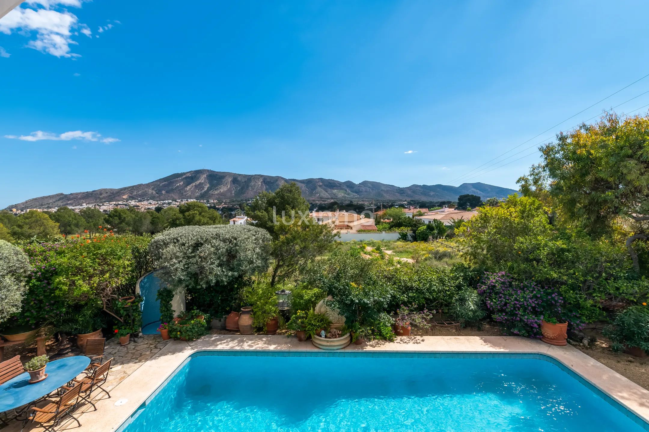 Отдельно стоящий дом с бассейном и прекрасными видами — photo 9