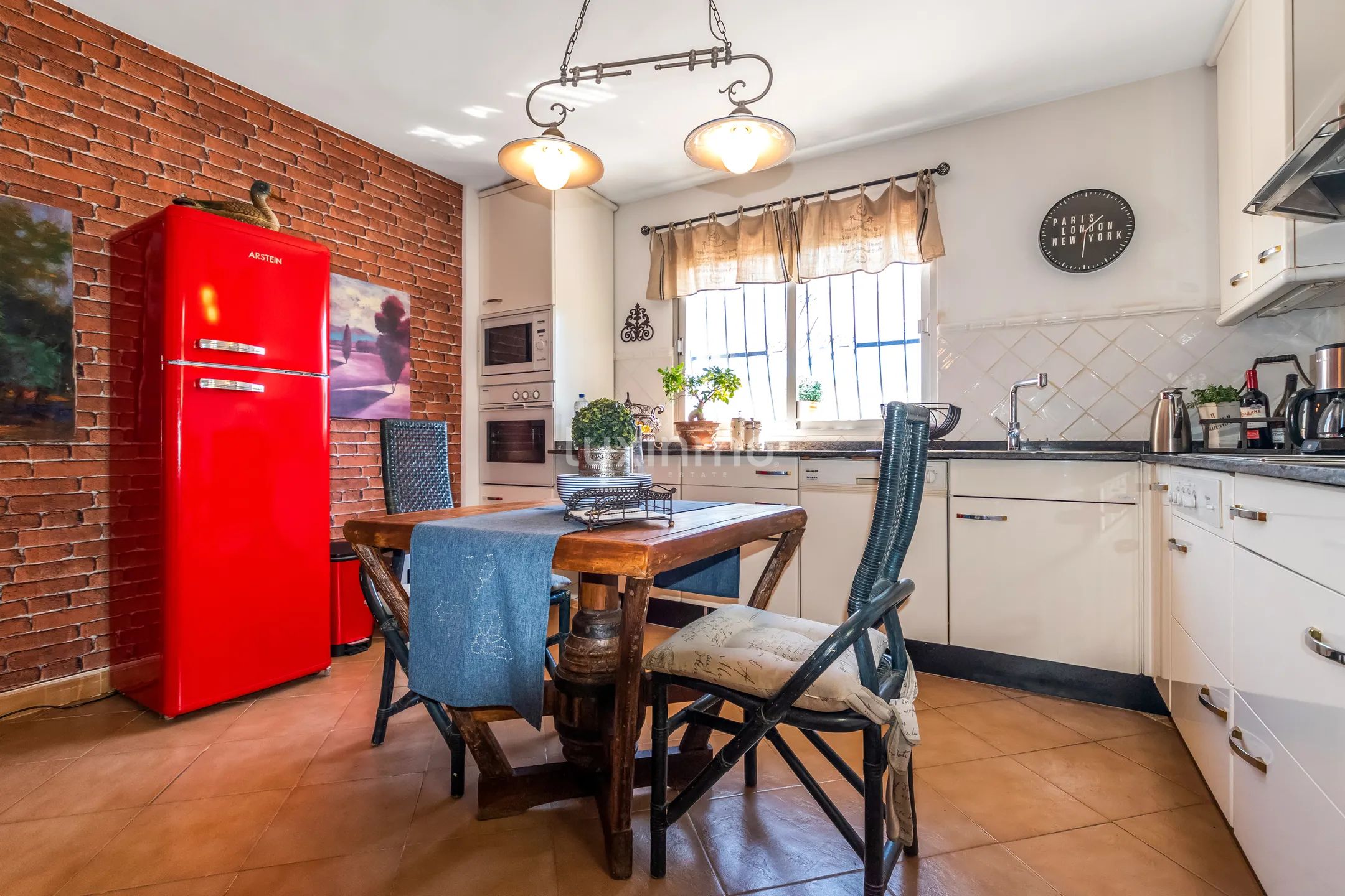 Отдельно стоящий дом с бассейном и прекрасными видами — photo 12