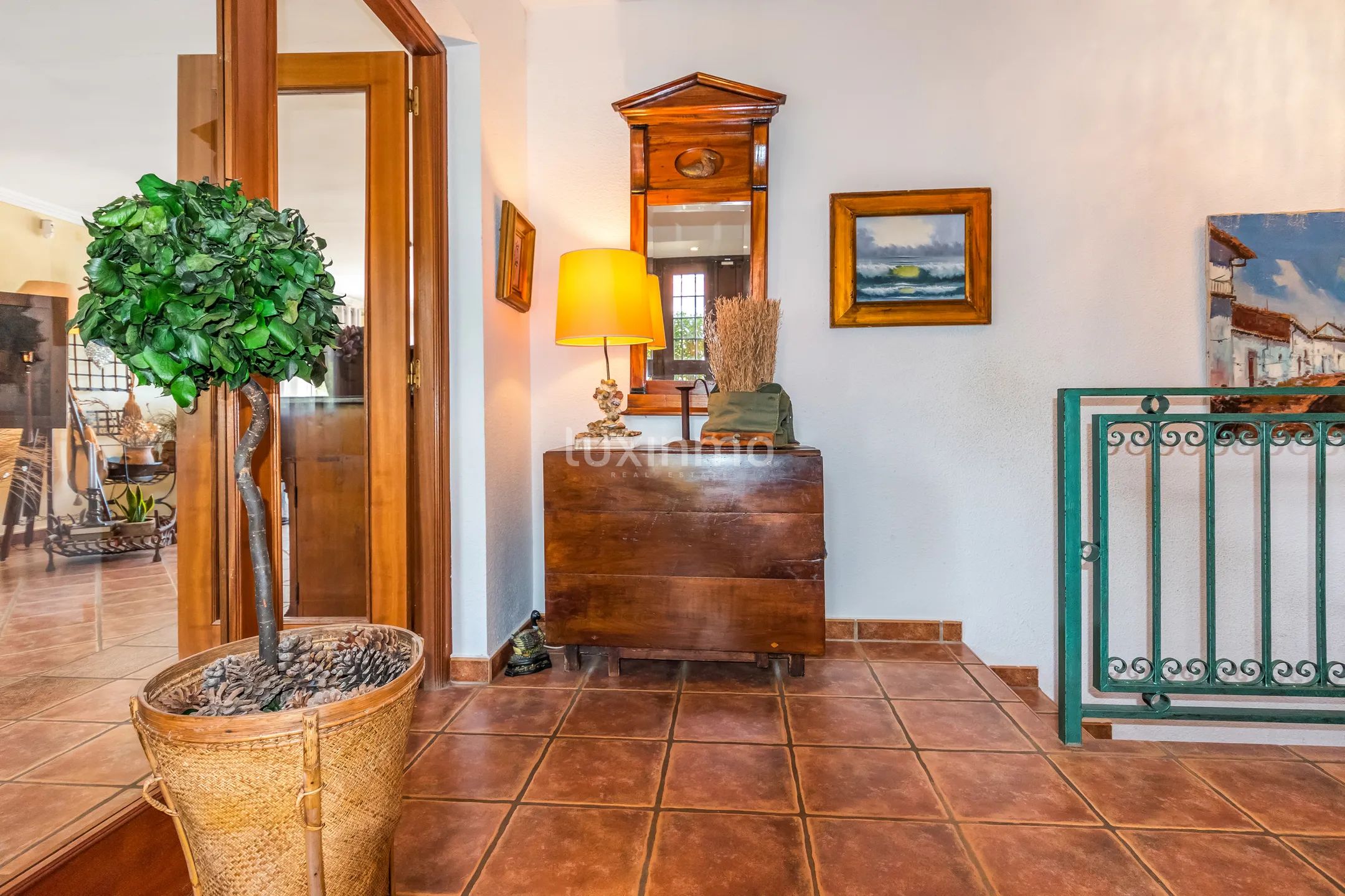 Отдельно стоящий дом с бассейном и прекрасными видами — photo 11