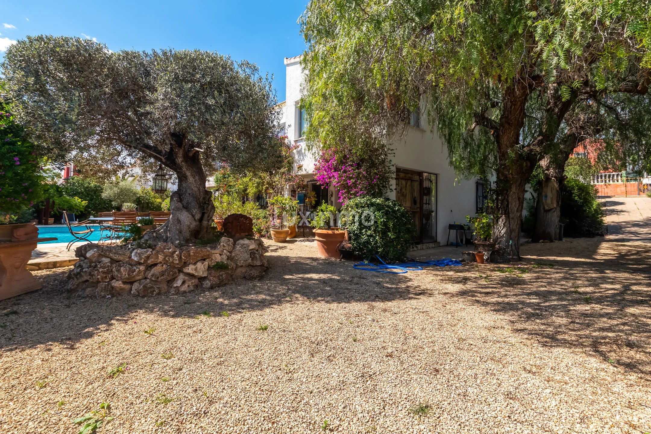 Отдельно стоящий дом с бассейном и прекрасными видами — photo 28