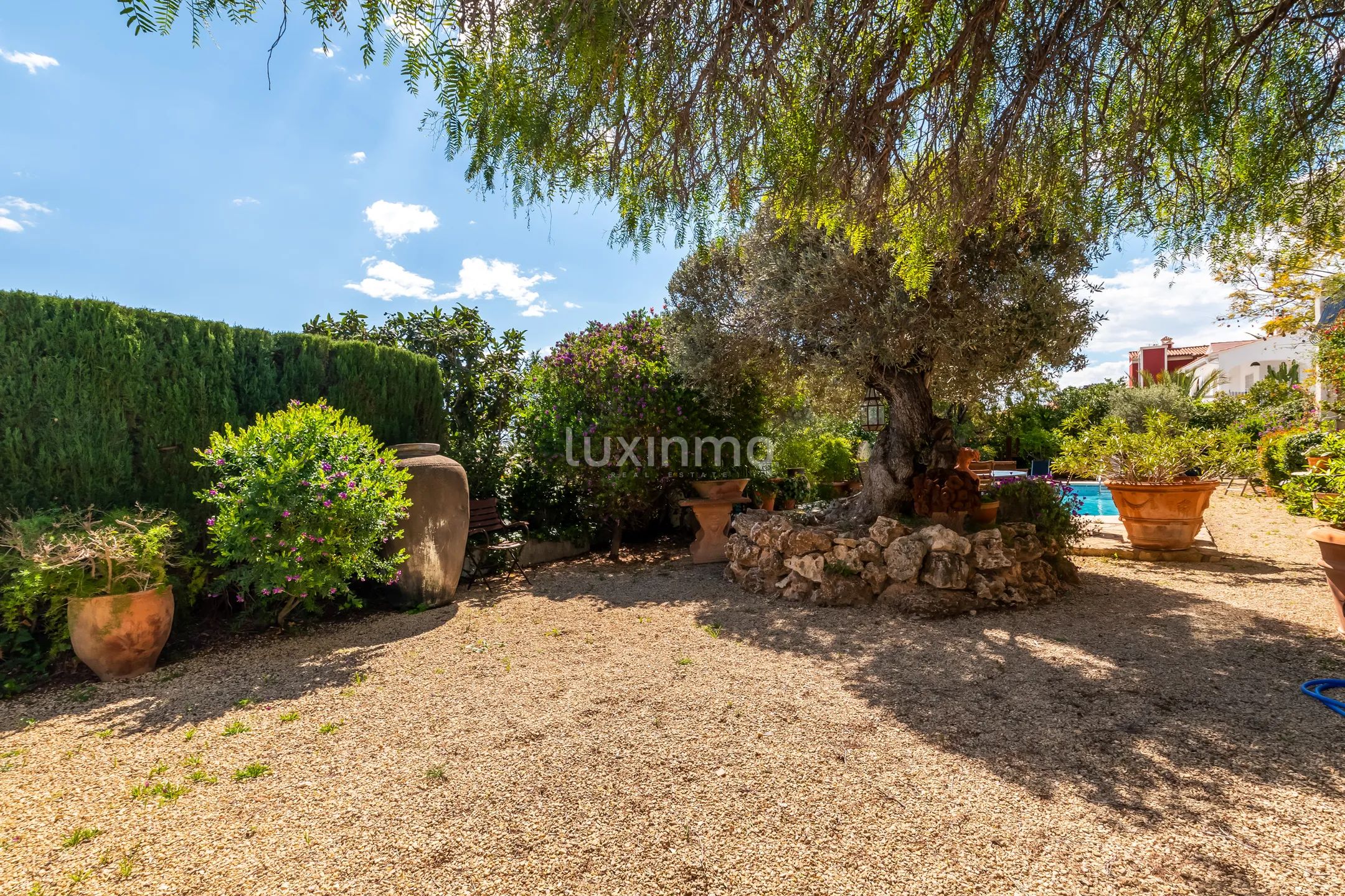 Отдельно стоящий дом с бассейном и прекрасными видами — photo 30